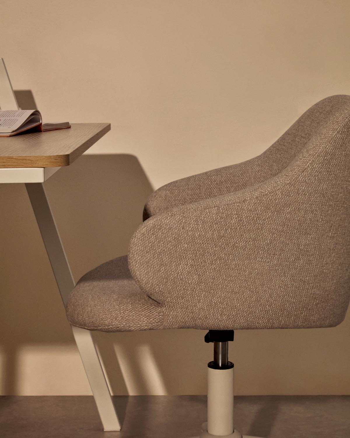 Einara Bürostuhl: Hellgrau, mattweisse Stahlbeine, Kave Home Design.