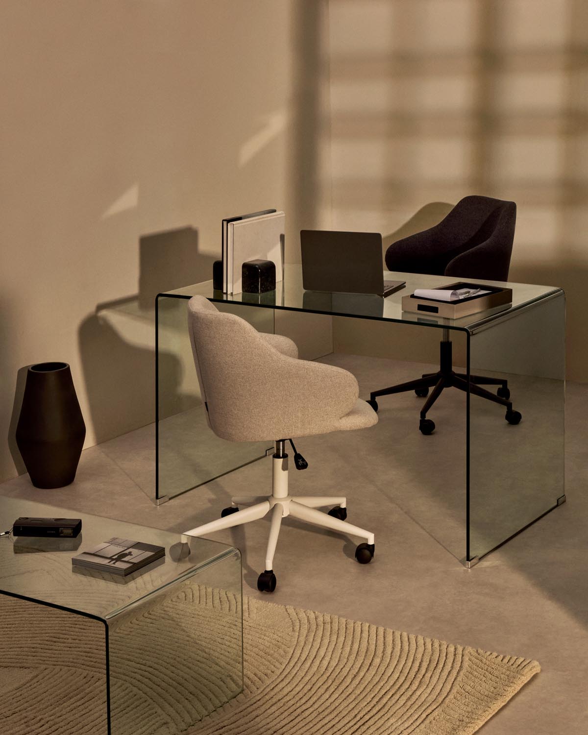 Moderner Einara Stuhl: Hellgrau, Stahlbeine in Mattweiss, Kave Home.