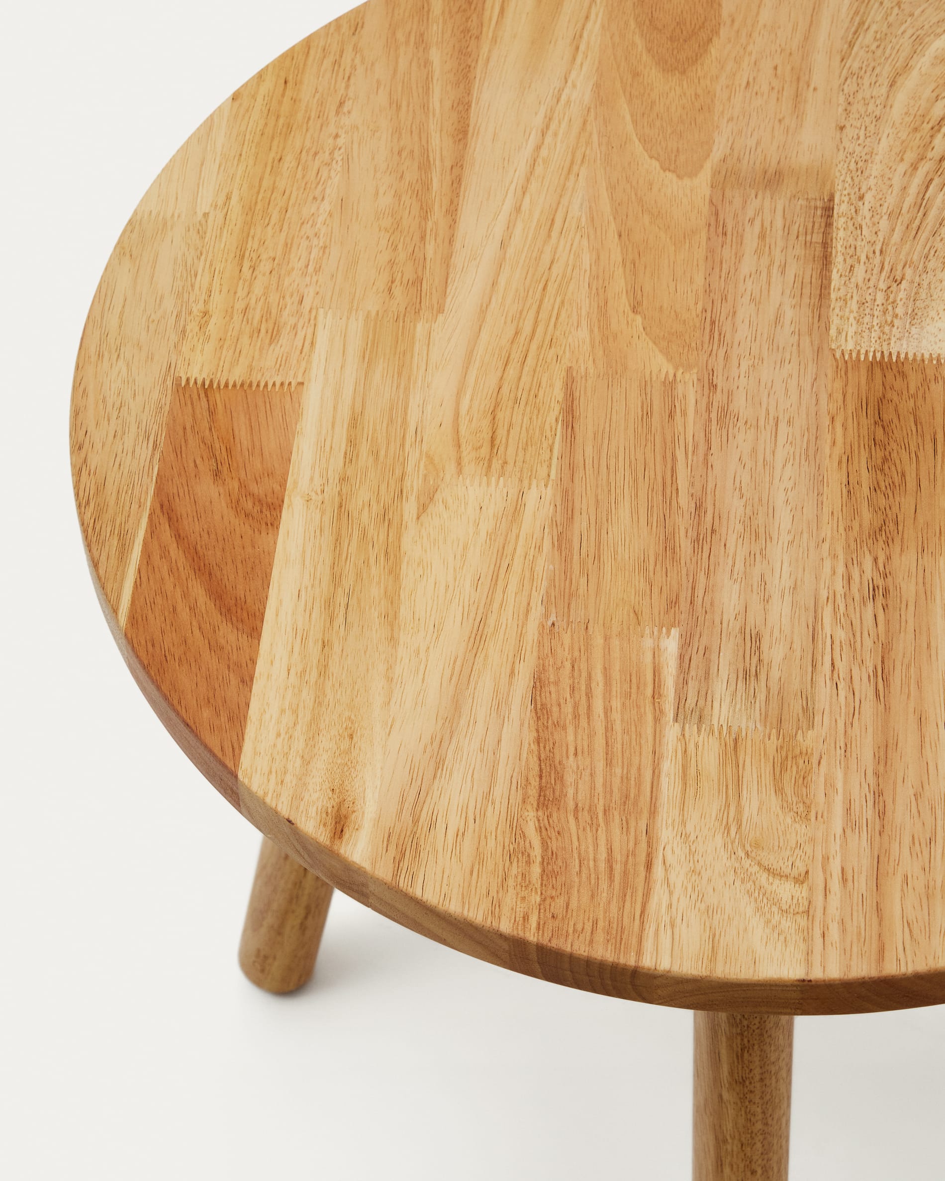 Charmanter runder Kindertisch Dilcia aus massivem Kautschukholz, Ø 55 cm – ideal für kreative Aktivitäten und sicheres Spielen im Kinderzimmer.