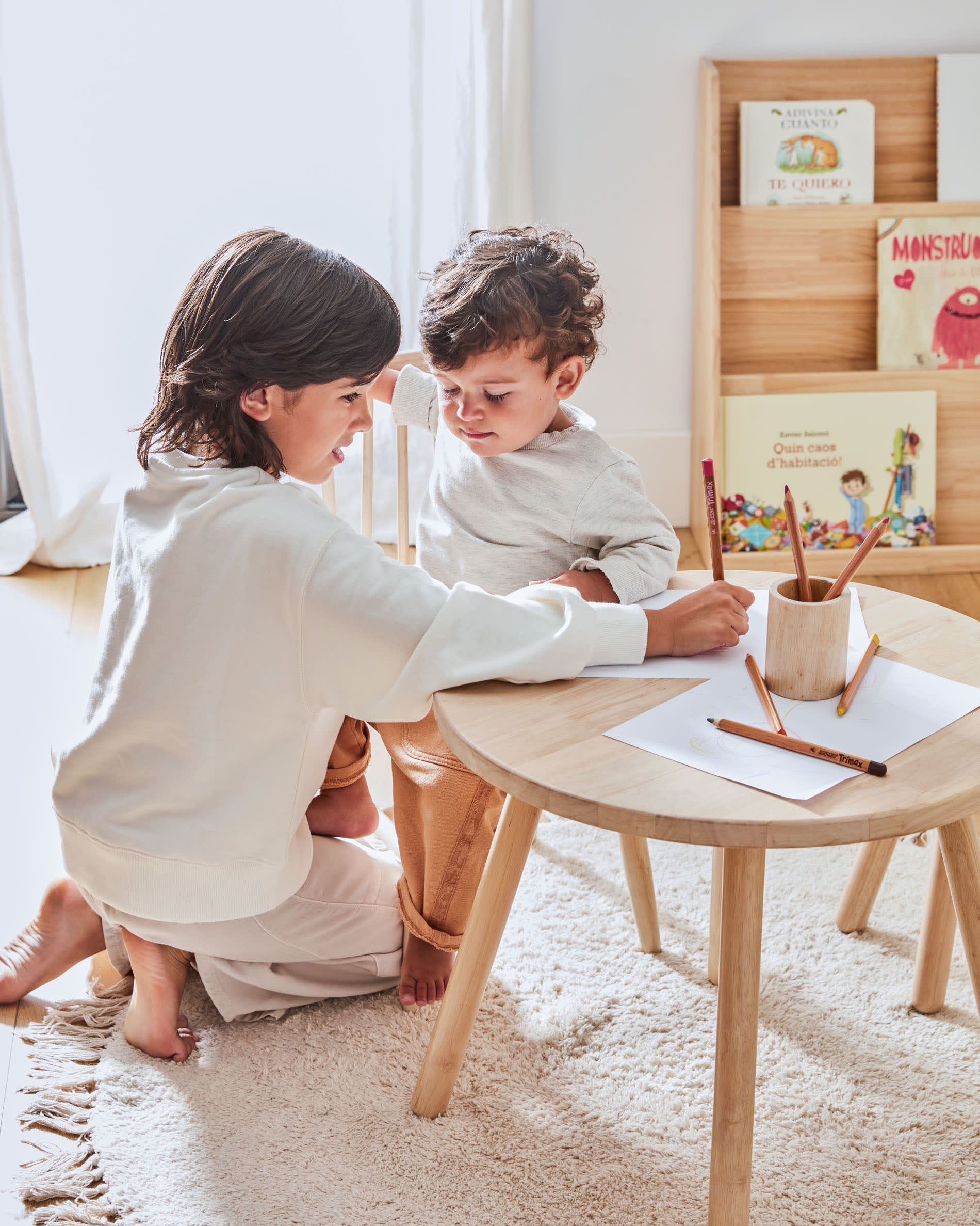 Der Dilcia Kindertisch von Kave Home: Ein stabiler, runder Tisch aus massivem Kautschukholz, ideal für Spiel und Kreativität im Kinderzimmer.