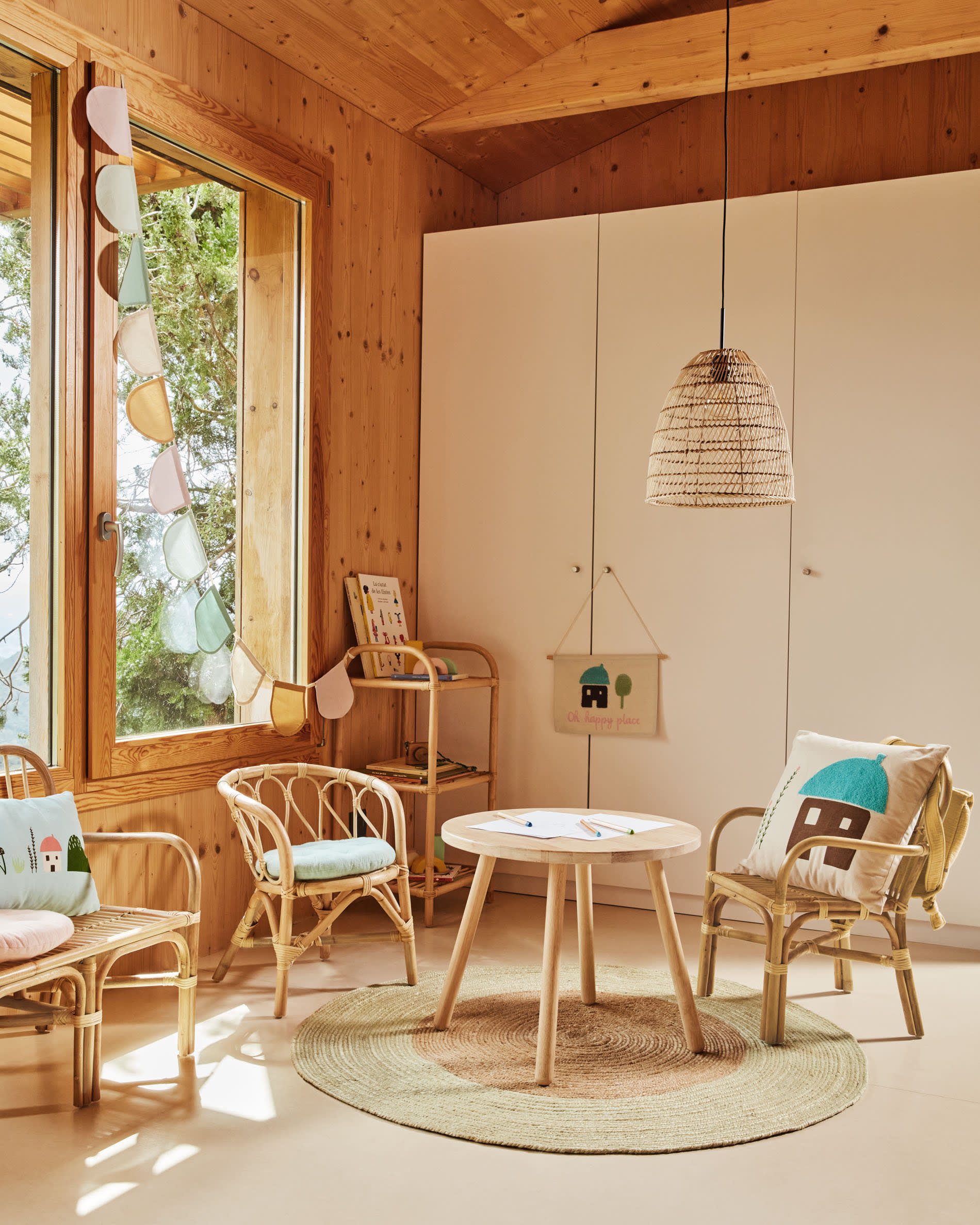 Der Dilcia Kindertisch von Kave Home: Ein robuster, runder Tisch aus Kautschukholz, perfekt für kreative Spiele und Lernmomente im Kinderzimmer.