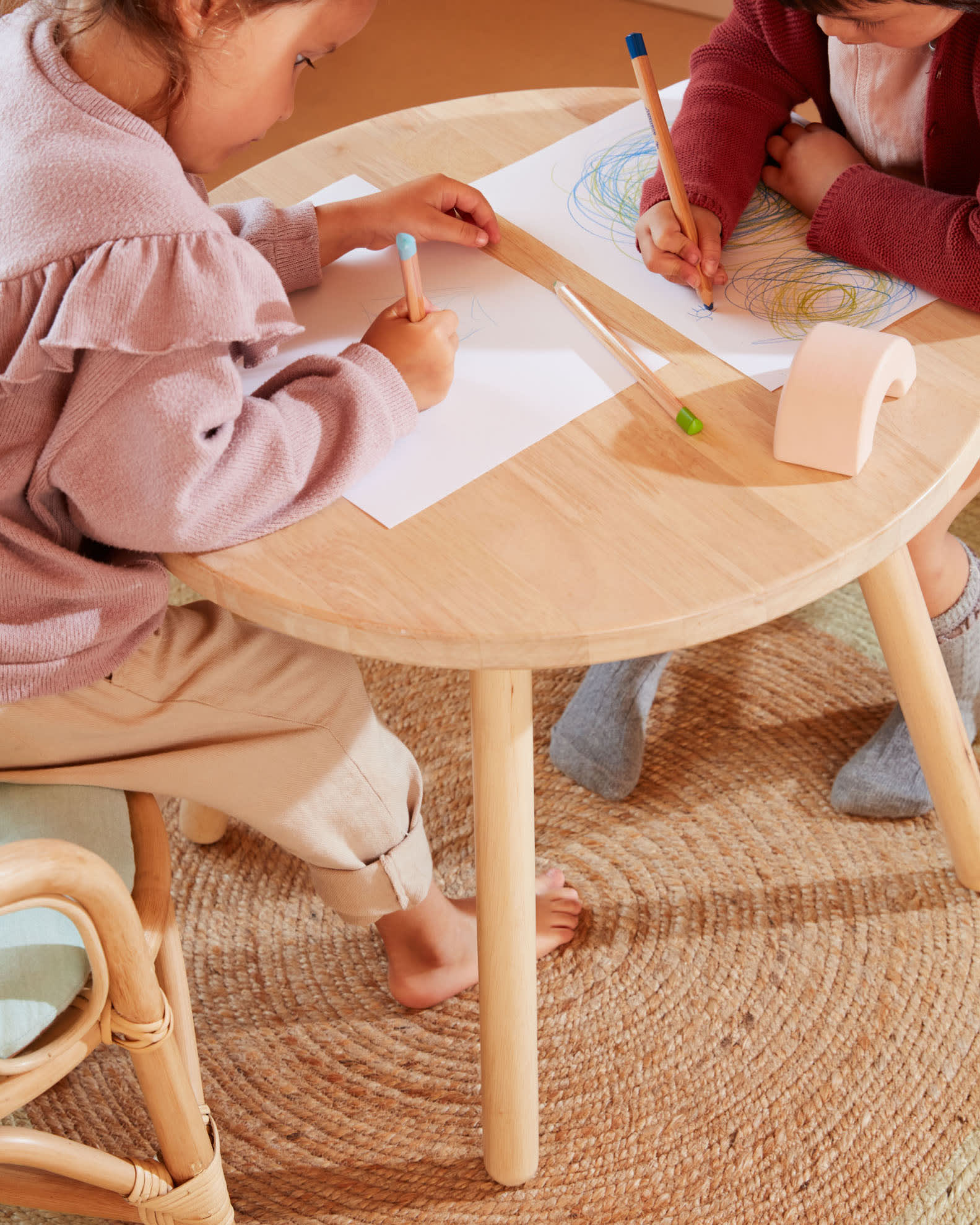 Der Dilcia Kindertisch von Kave Home: Robuster, runder Tisch aus Kautschukholz, perfekt für Spiel, Kreativität und sichere Momente im Kinderzimmer.