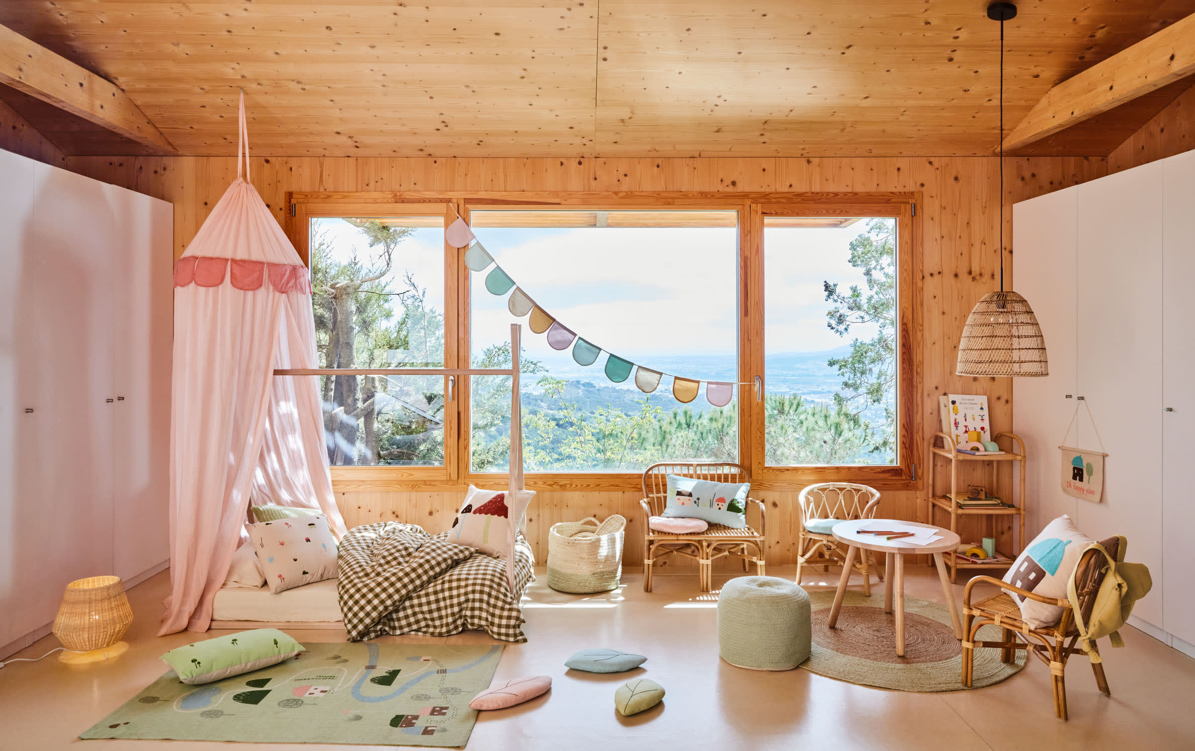 Der Dilcia runde Kindertisch von Kave Home: Robuster Kindertisch aus Kautschukholz, perfekt für kreative Aktivitäten und unvergessliche Momente im Kinderzimmer.