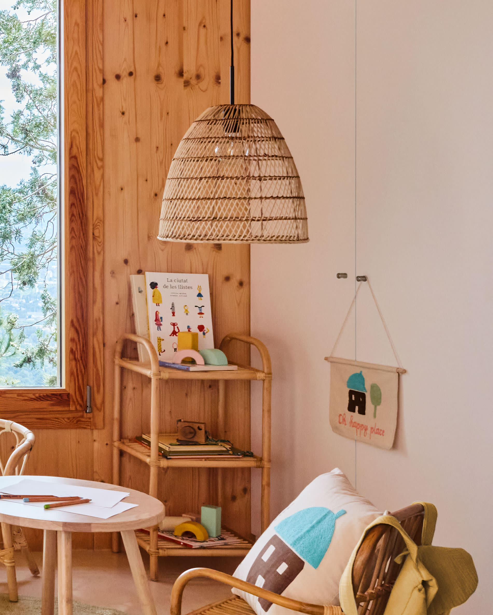 Der Dilcia Kindertisch von Kave Home: Robuster, runder Tisch aus Kautschukholz, perfekt für kreative Spiele und unvergessliche Kindheitserinnerungen.