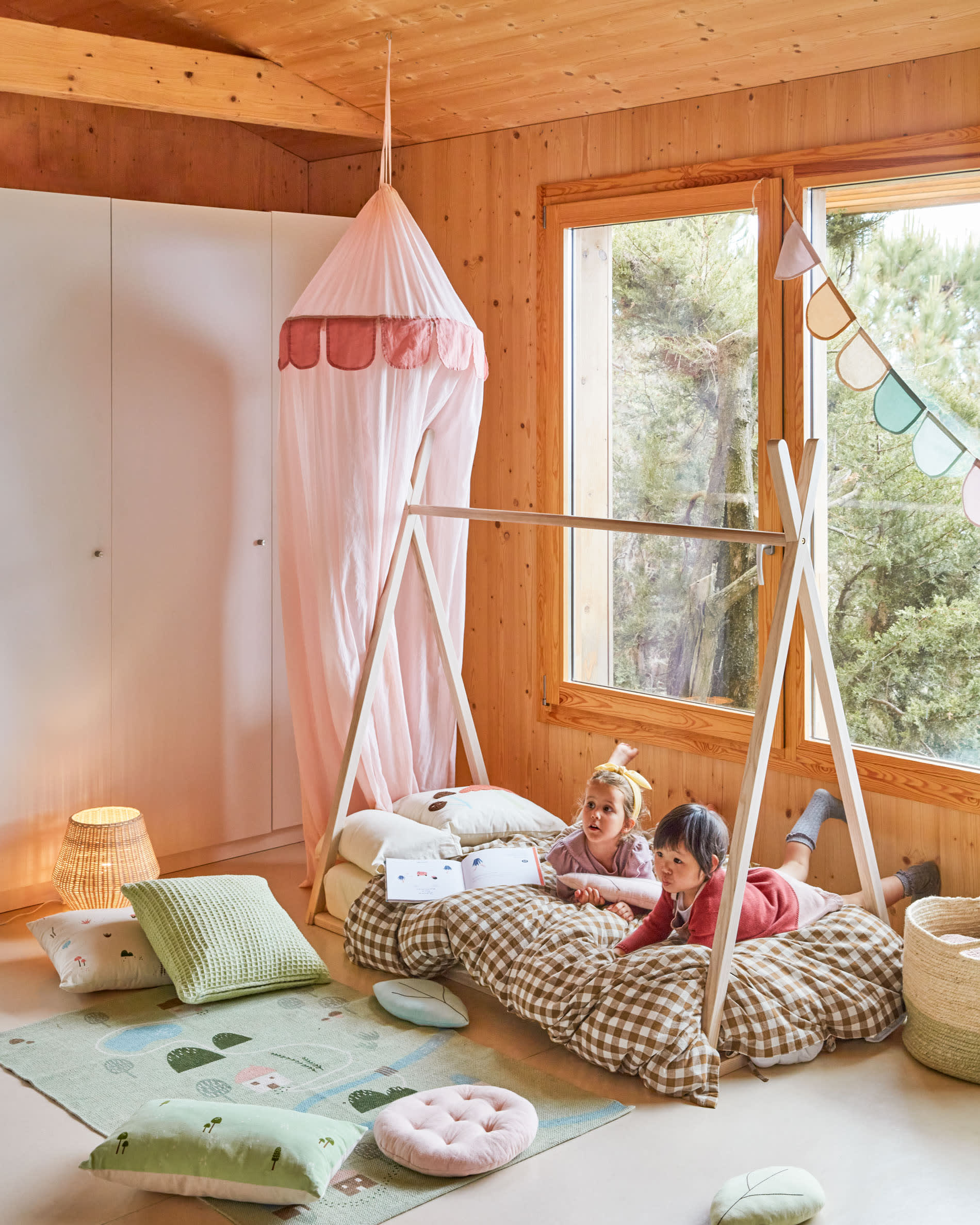 Der Dilcia Kindertisch von Kave Home: Stilvoller, runder Tisch aus massivem Kautschukholz, ideal für kreative Aktivitäten und sichere Spielmomente.