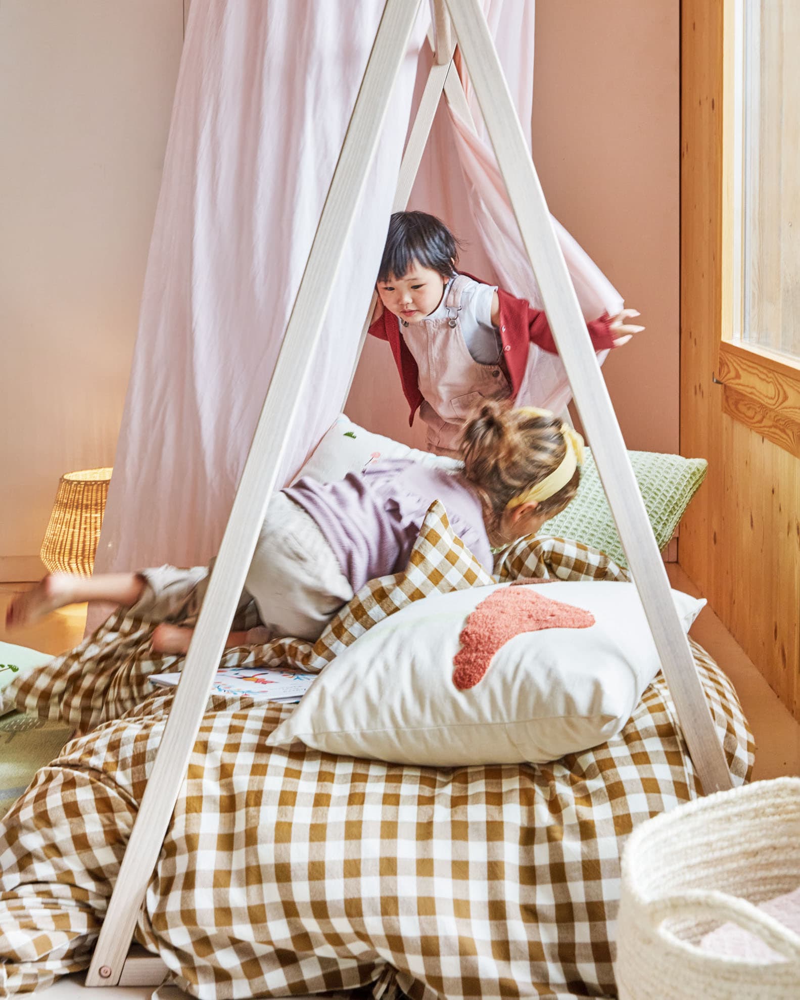 Der Dilcia Kindertisch von Kave Home: Stilvoller, runder Tisch aus massivem Kautschukholz, ideal für kreative Abenteuer und sichere Spielmomente.