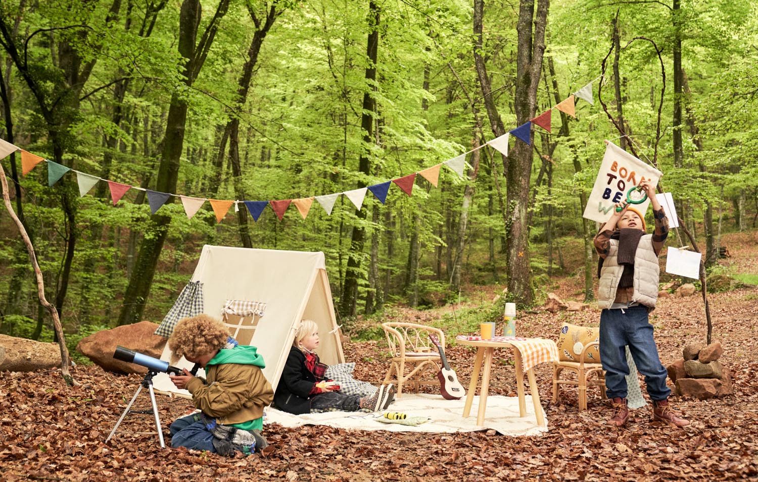 Der Dilcia Kindertisch von Kave Home: Robuster, runder Tisch aus Kautschukholz, perfekt für Spiel und Kreativität im Kinderzimmer.