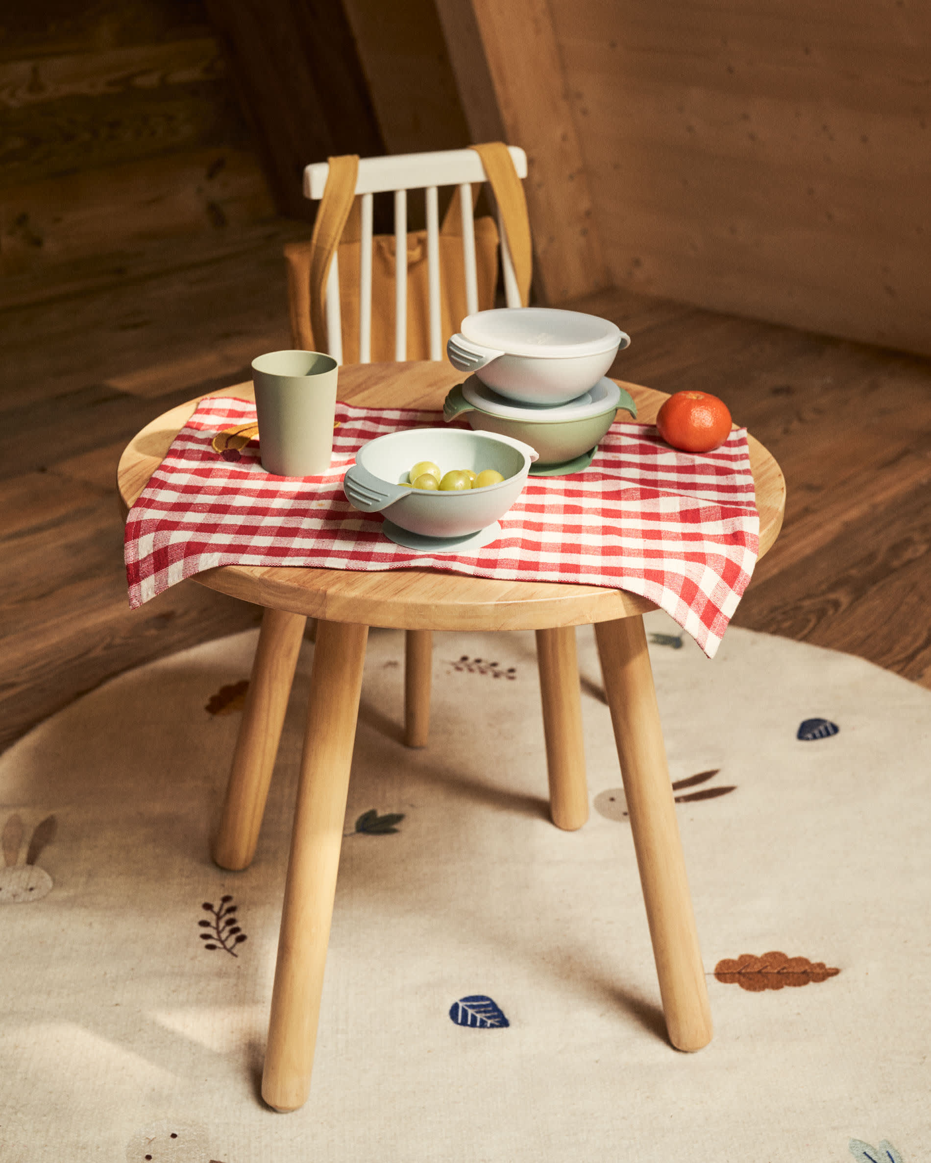 Der Dilcia Kindertisch von Kave Home: Stilvoller, runder Tisch aus massivem Kautschukholz, ideal für kreative Abenteuer und sichere Spielmomente.