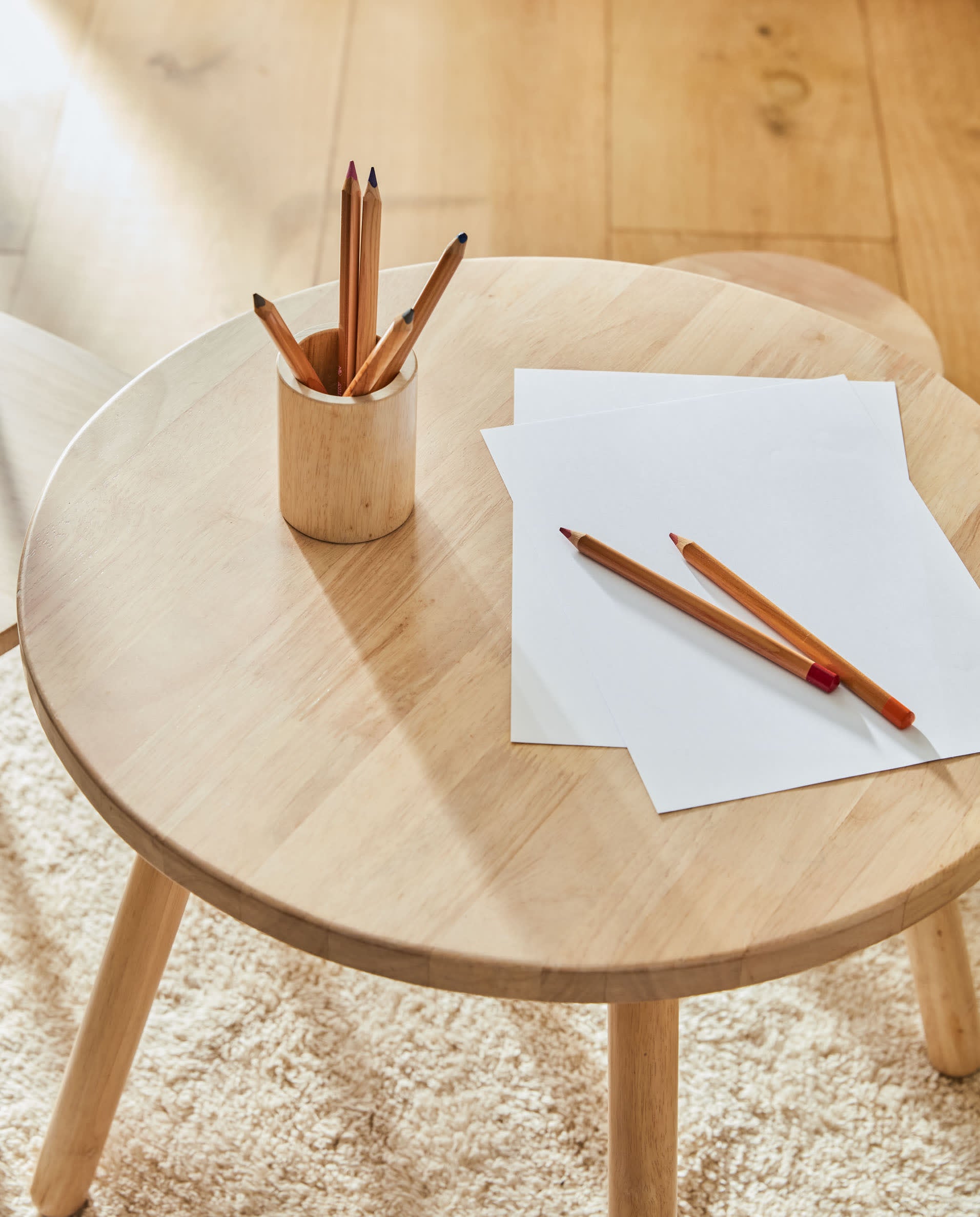 Kindertisch Dilcia, rund, Ø 55 cm, aus massivem Kautschukholz von Kave Home. Ideal für Kinderzimmer und Spielbereiche.