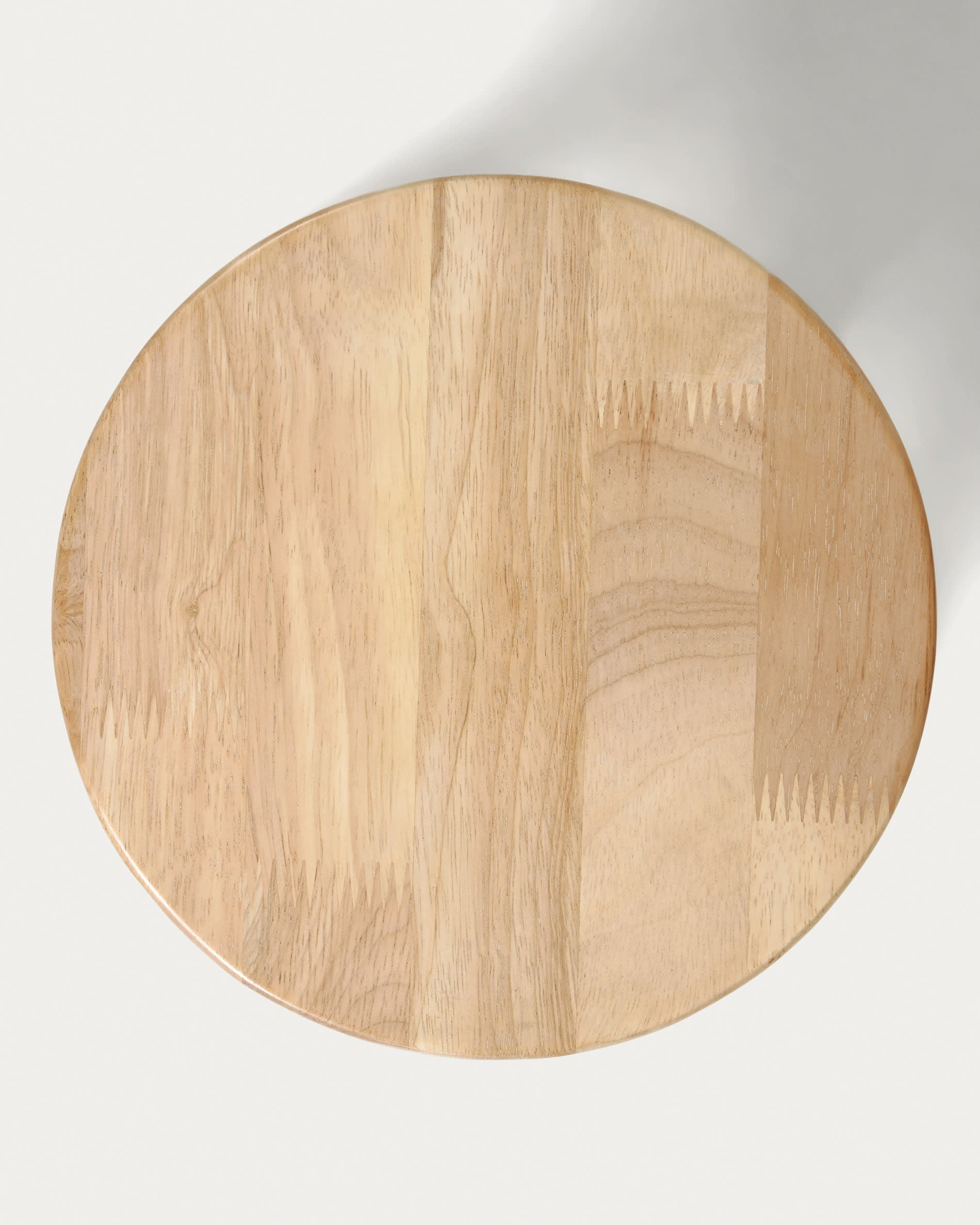 Der Kinderhocker Dilcia aus Kautschukholz, 31 cm hoch, von Kave Home. Perfekt für Kinderzimmer, stabil und stilvoll gestaltet.