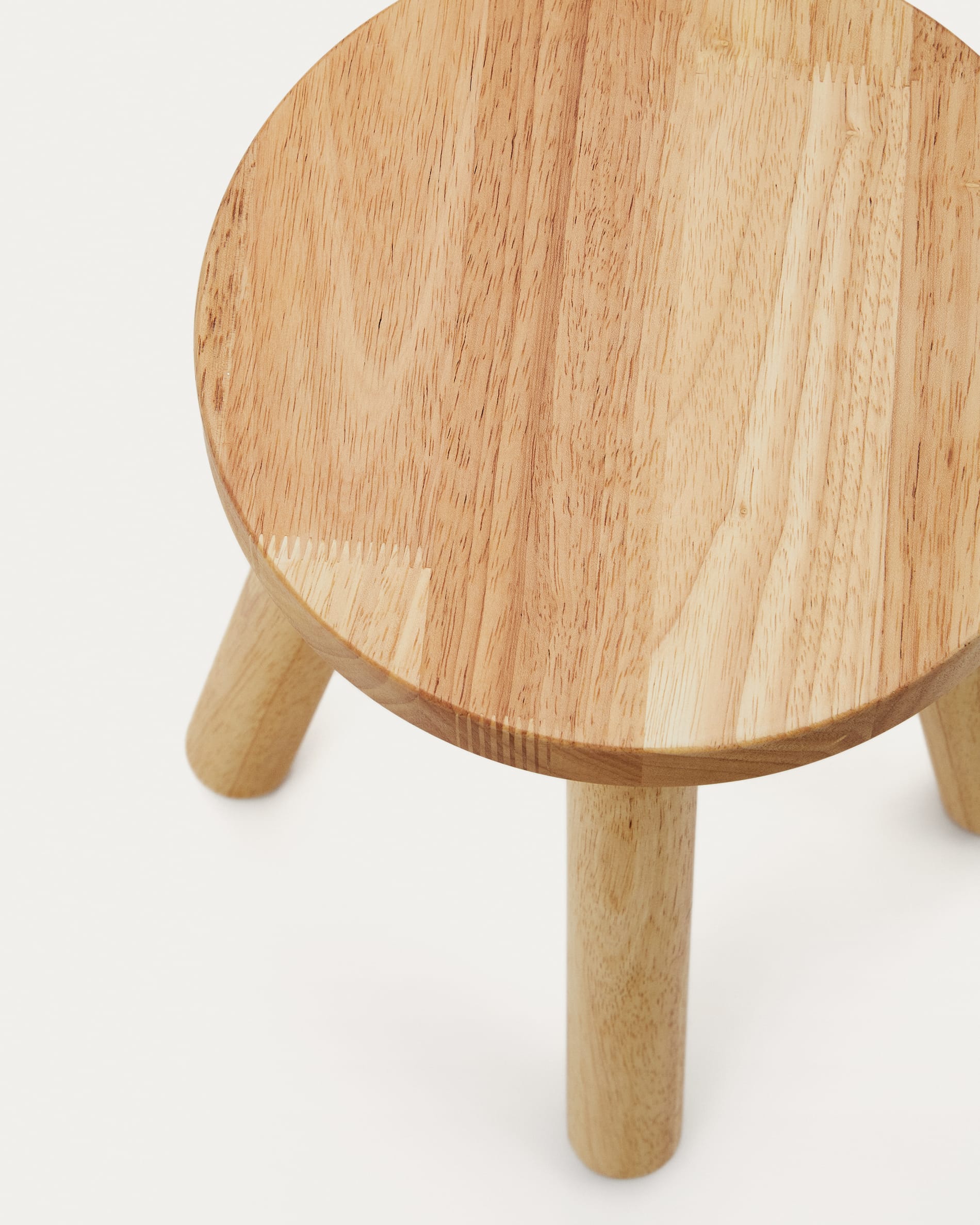 Entdecken Sie den Kinderhocker Dilcia von Kave Home: 31 cm hoch, aus robustem Kautschukholz, ideal für kreative Spielmomente und gemütliche Sitzgelegenheiten.