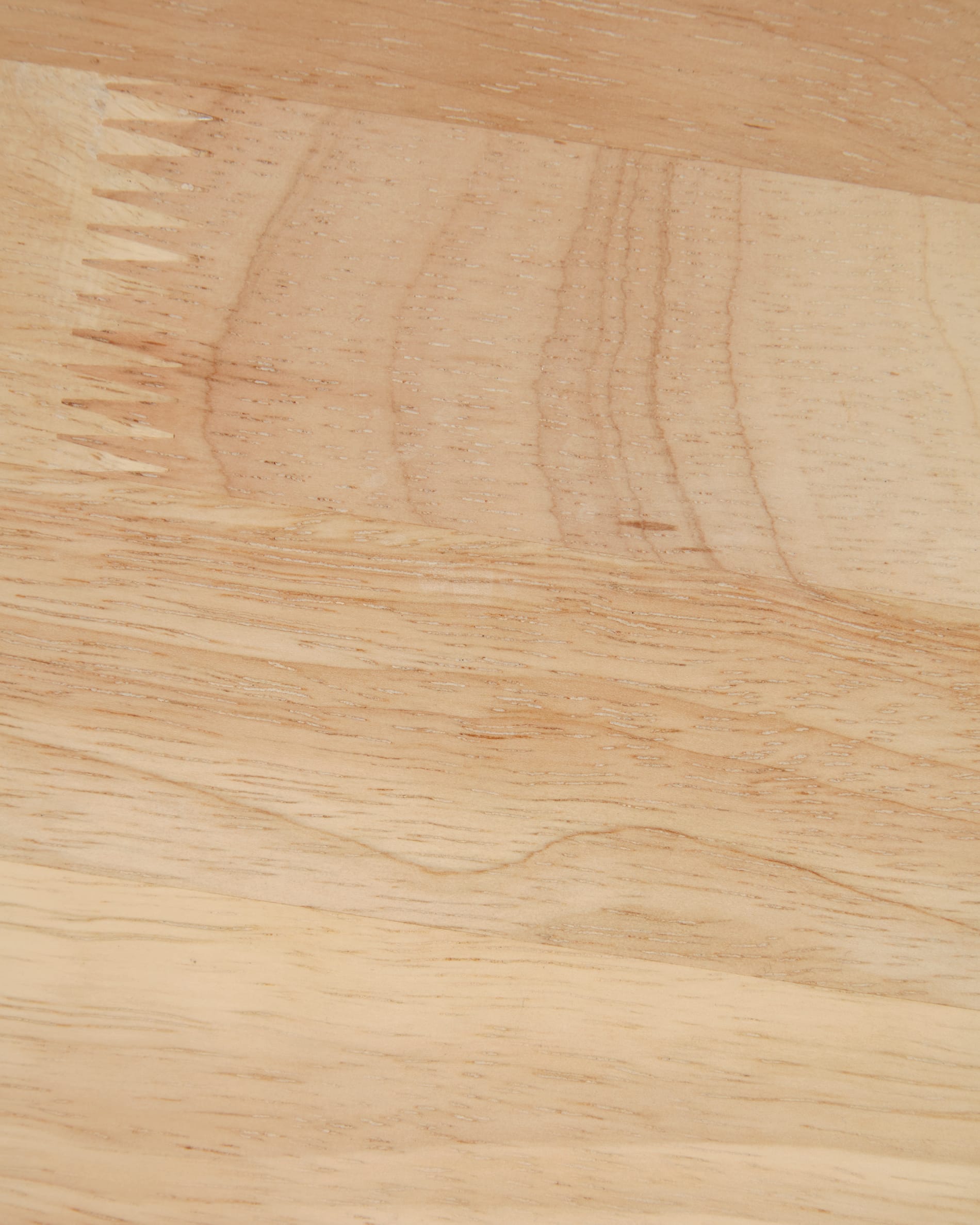 Der Kinderhocker Dilcia von Kave Home ist aus robustem Kautschukholz, 31 cm hoch und ideal für kreative Spielmomente und gemütliches Sitzen.