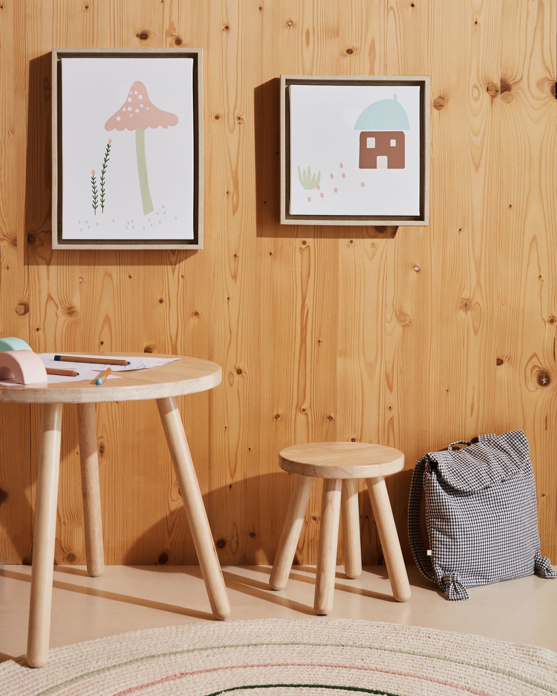 Der Kinderhocker Dilcia von Kave Home ist 31 cm hoch, aus massivem Kautschukholz gefertigt und perfekt für kleine Abenteurer, die bequem sitzen und spielen möchten.