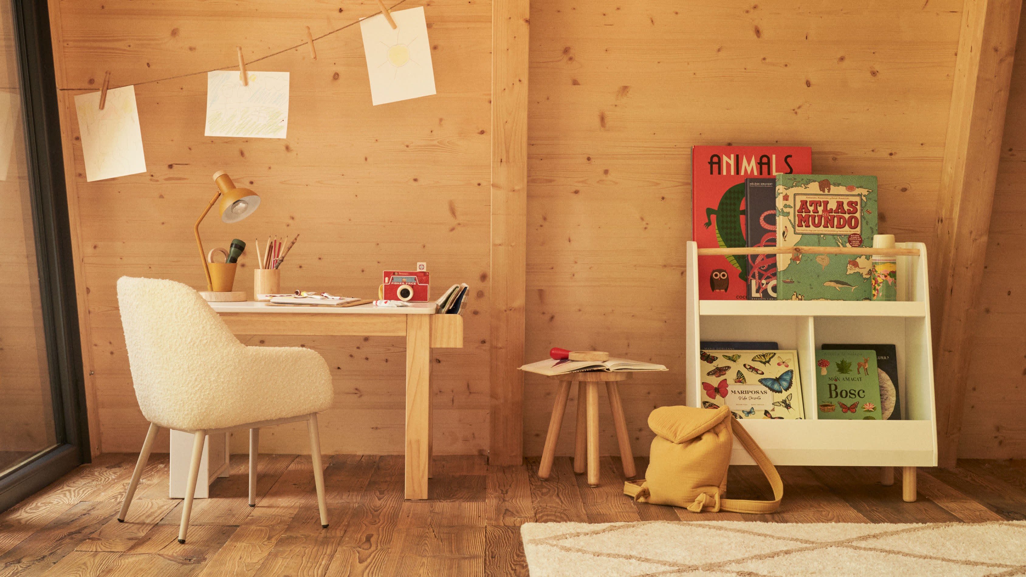 Der Kinderhocker Dilcia von Kave Home ist aus robustem Kautschukholz, 31 cm hoch und ideal für kreative Spielmomente und gemütliches Sitzen.