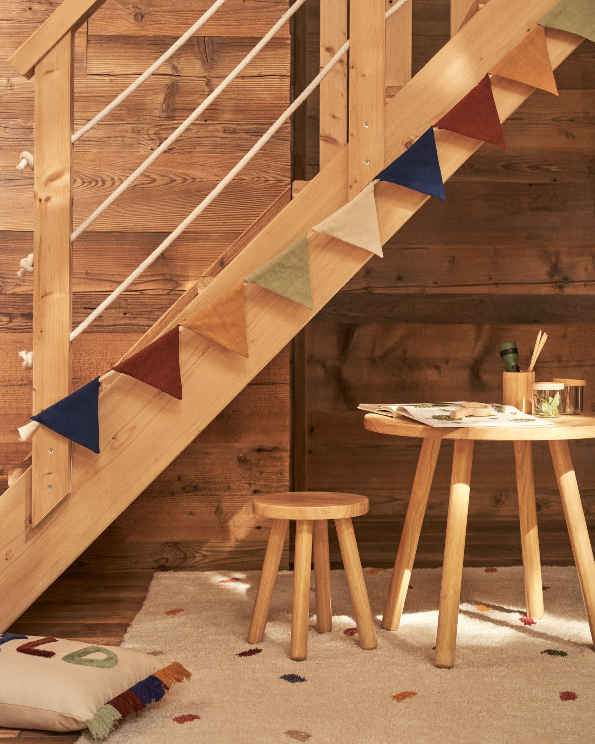 Der Kinderhocker Dilcia von Kave Home aus massivem Kautschukholz (31 cm) vereint Stabilität und Stil, perfekt für kleine Abenteurer und kreative Spiele.