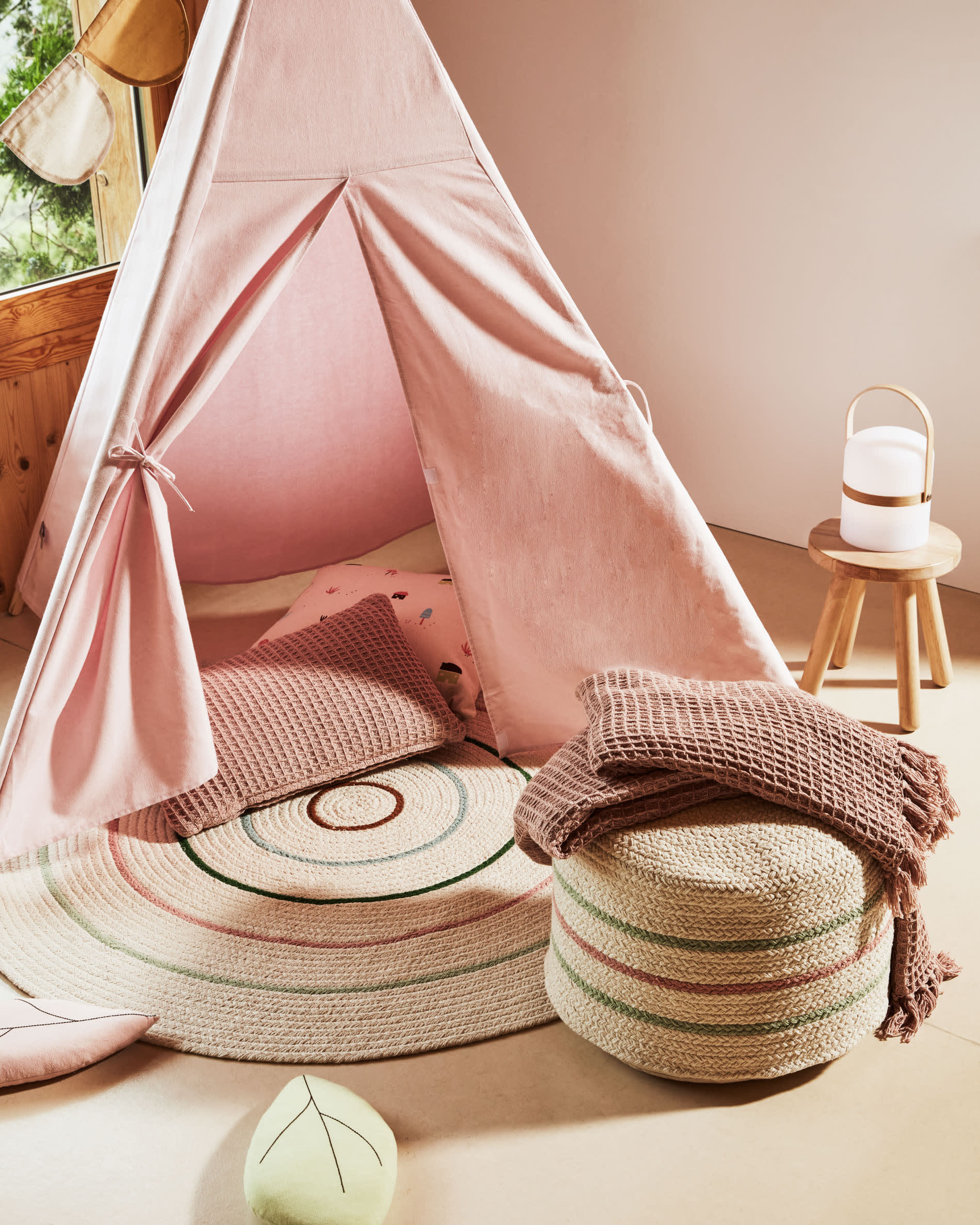 Der Kinderhocker Dilcia aus massivem Kautschukholz, 31 cm hoch, von Kave Home. Perfekt für Kinderzimmer, robust und stilvoll.