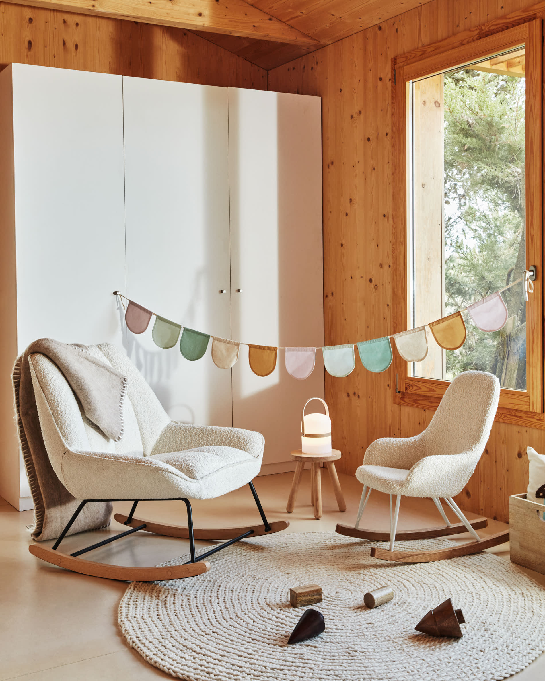 Kinderhocker Dilcia aus Kautschukholz, 31 cm hoch, von Kave Home. Ideal für Kinderzimmer, langlebig und mit modernem Design.