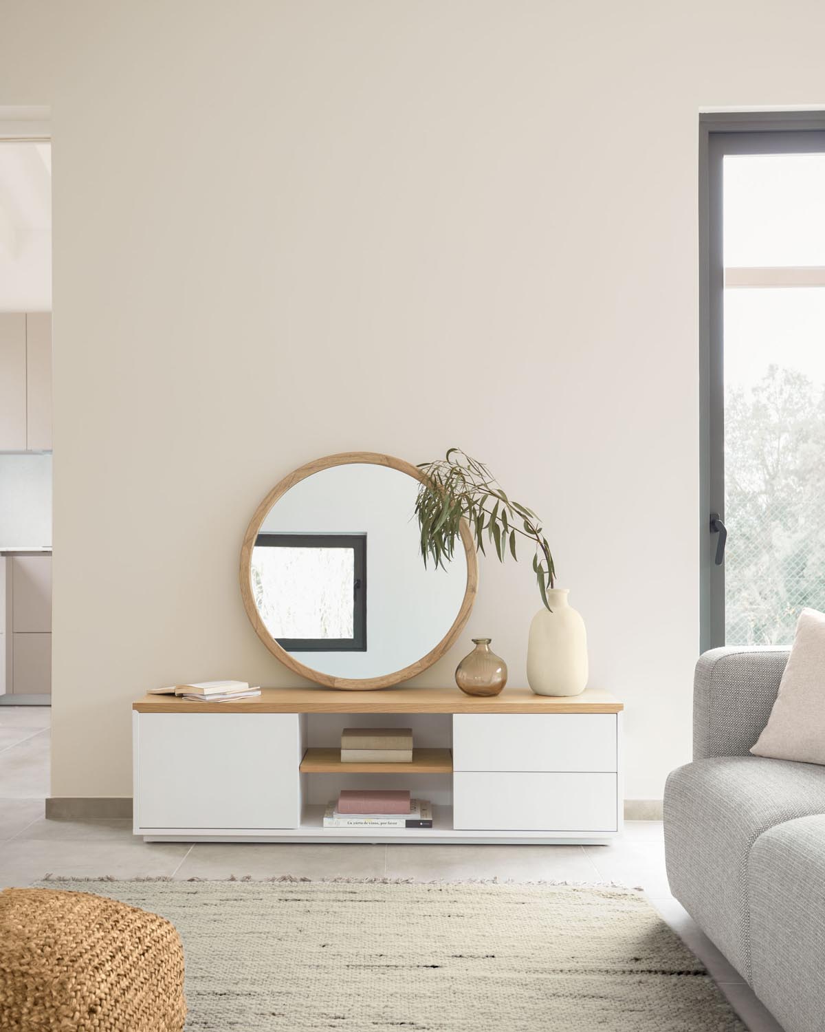 Moderner Abilen TV-Schrank mit Tür und Schubladen von Kave Home.