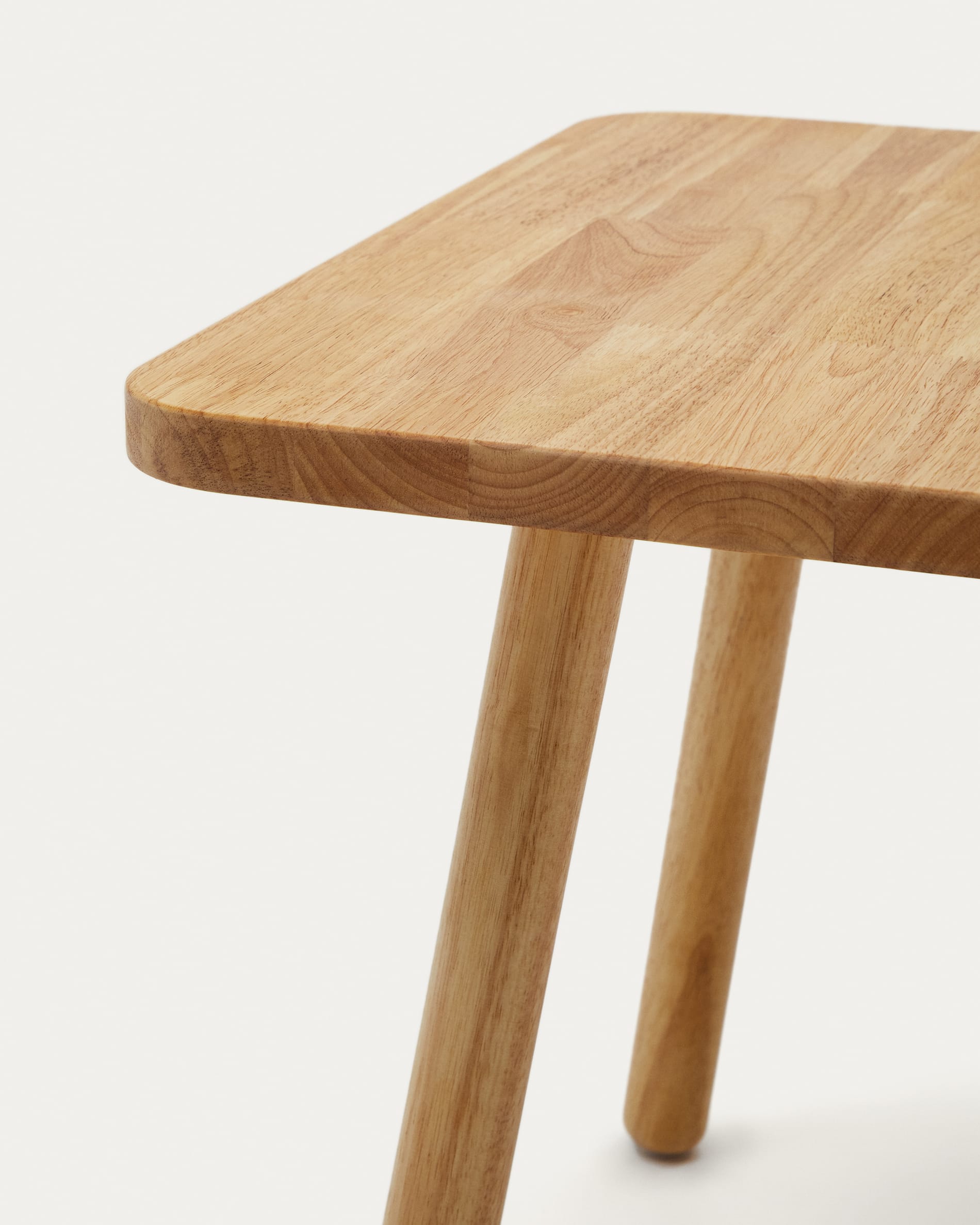 Der Dilcia quadratische Kindertisch von Kave Home (55 x 55 cm) aus massivem Kautschukholz ist ideal für kreative Spiele und Lernmomente.