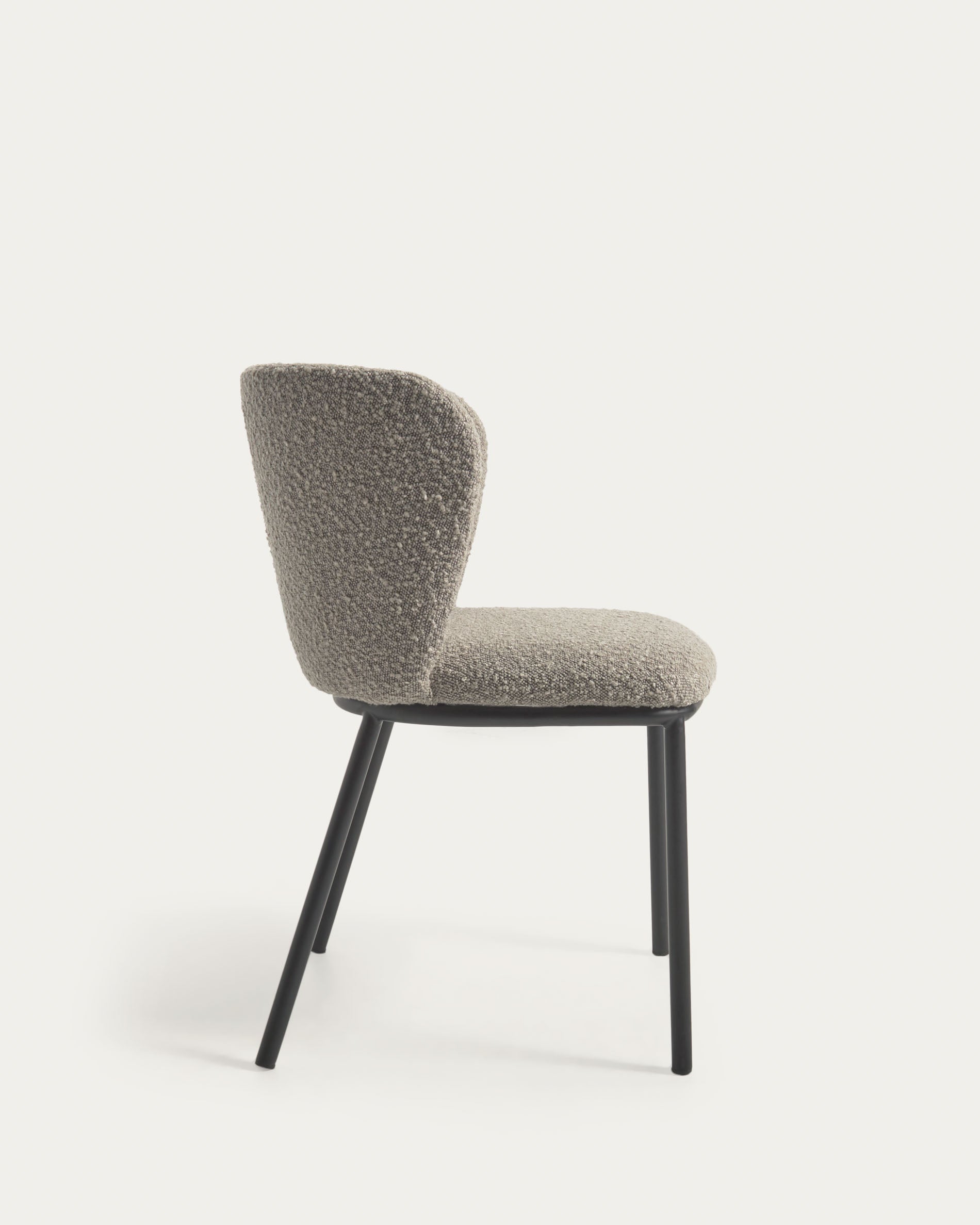 Ciselia Stuhl aus hellgrauem Bouclé-Bezug und schwarzem Metall FR in Grau präsentiert im Onlineshop von KAQTU Design AG. Stuhl ist von Kave Home