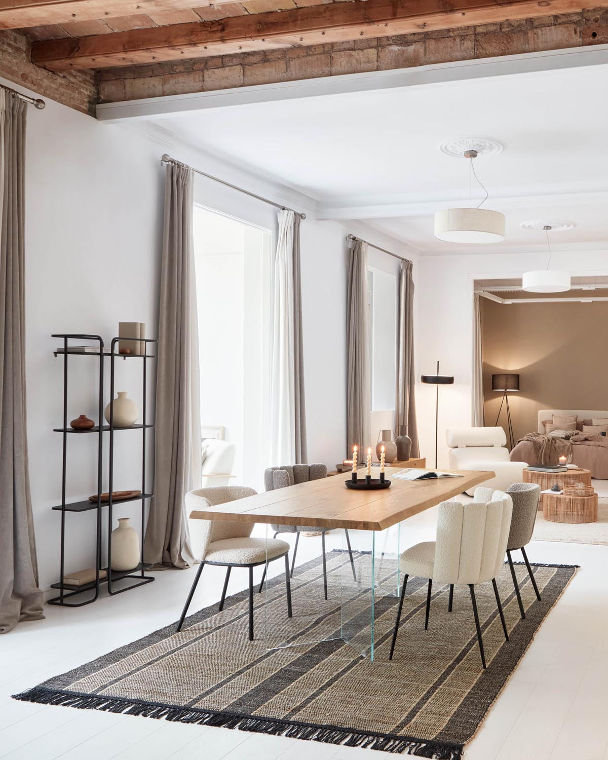 Eleganter Ciselia Stuhl in Weiss: Modernes Design trifft auf Komfort und Vielseitigkeit.