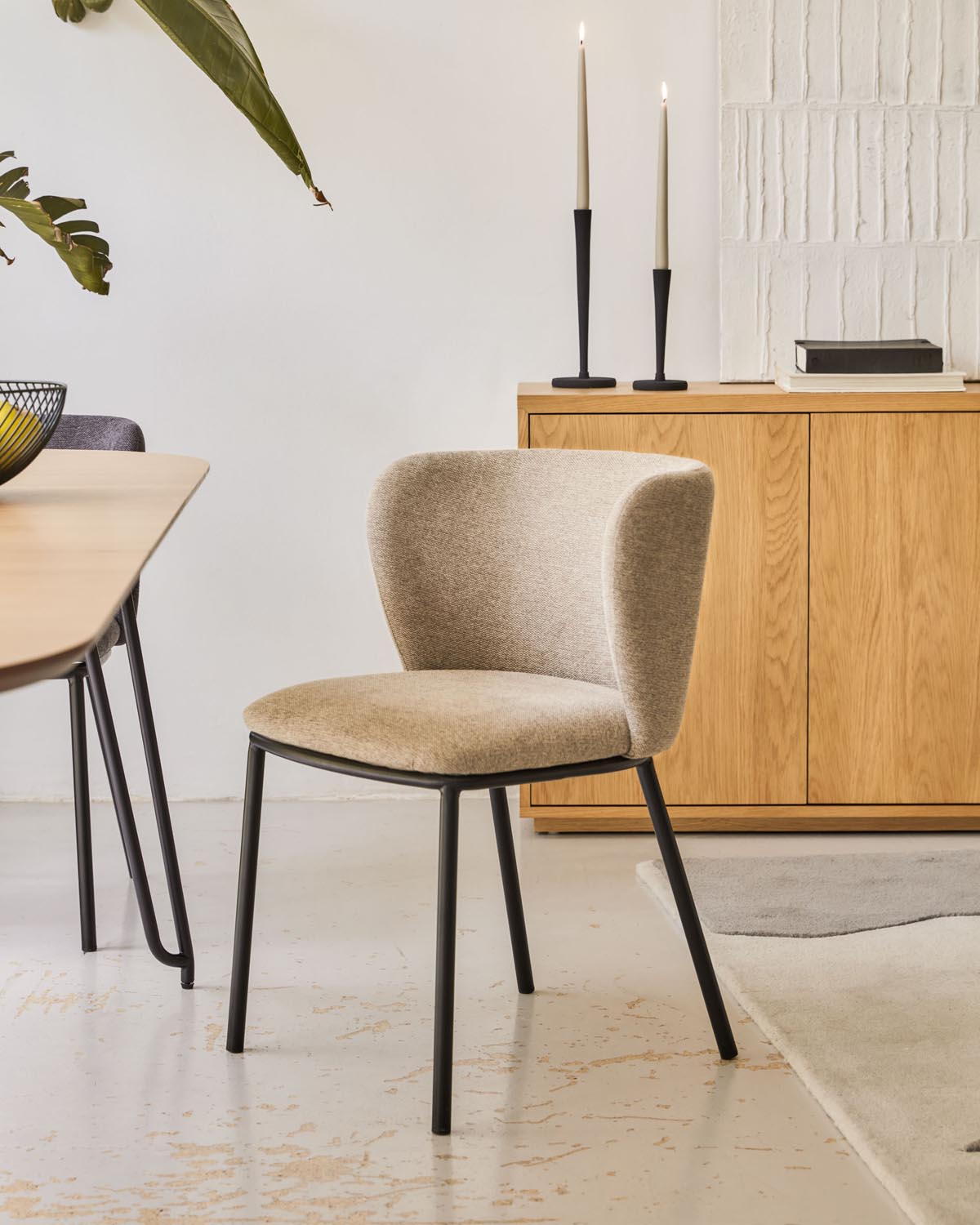 Eleganter Ciselia Stuhl in hellbrauner Chenille von Kave Home.