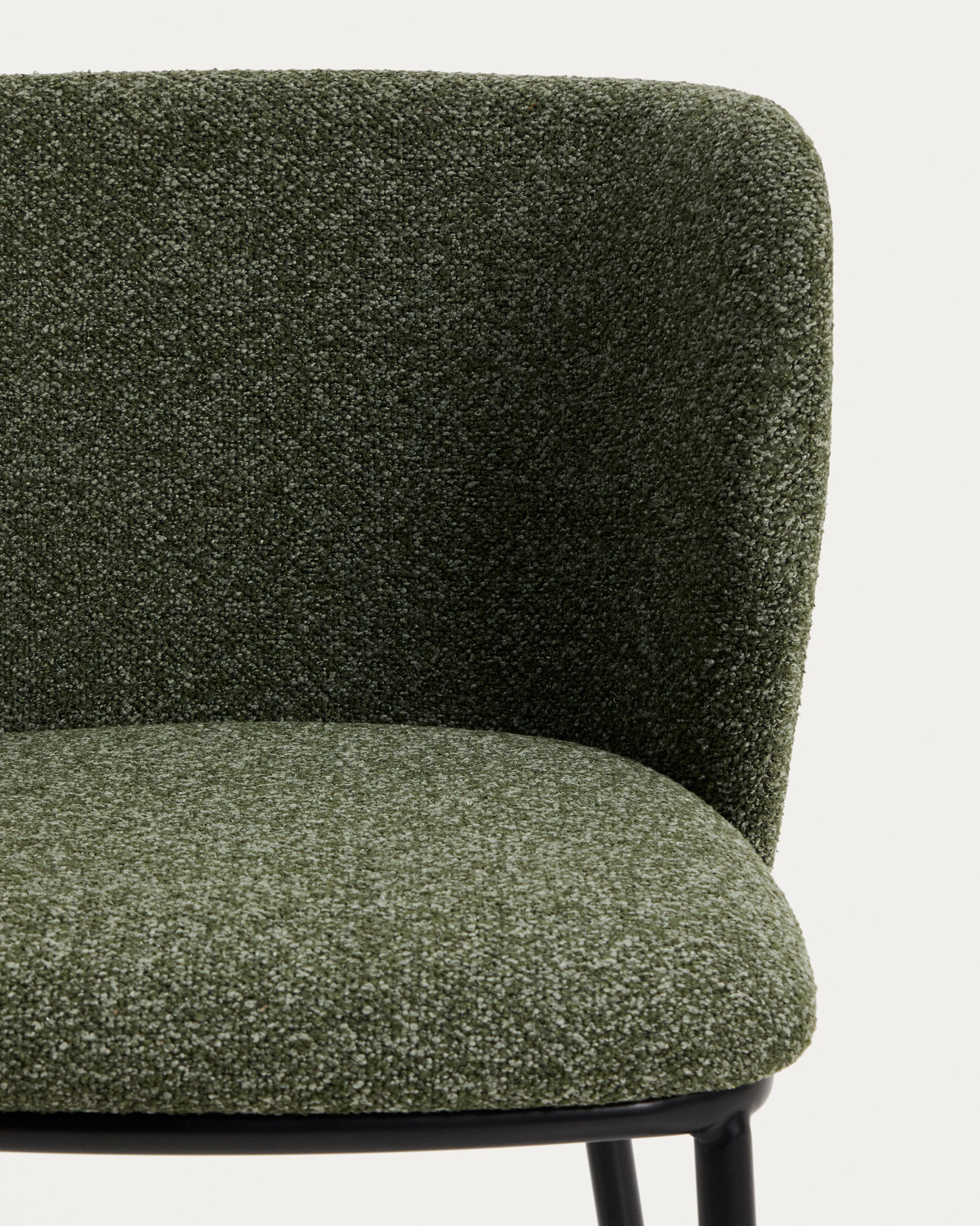 Moderner Ciselia Stuhl in tiefgrünem Chenille, ausgestattet mit stabilen Stahlbeinen in Schwarz – perfekt für ein elegantes Ambiente.
