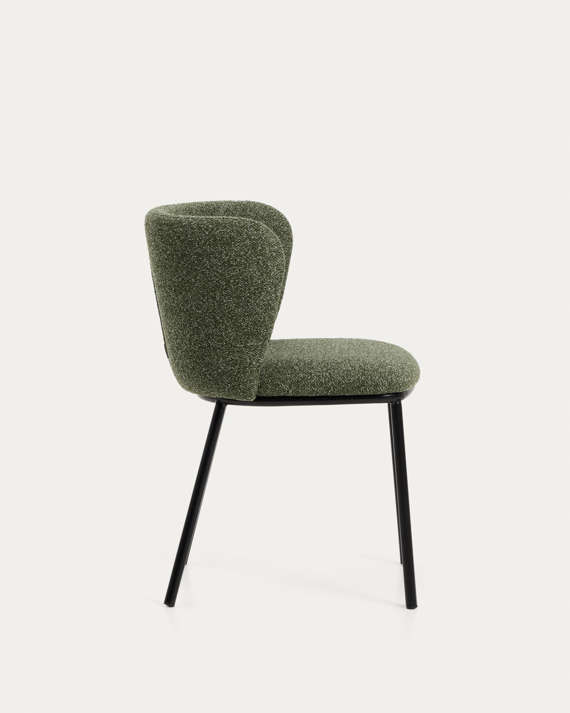 Eleganter Ciselia Stuhl in luxuriöser, dunkelgrüner Chenille, unterstützt von robusten, schwarz lackierten Stahlbeinen – ideal für stilvolle Räume.