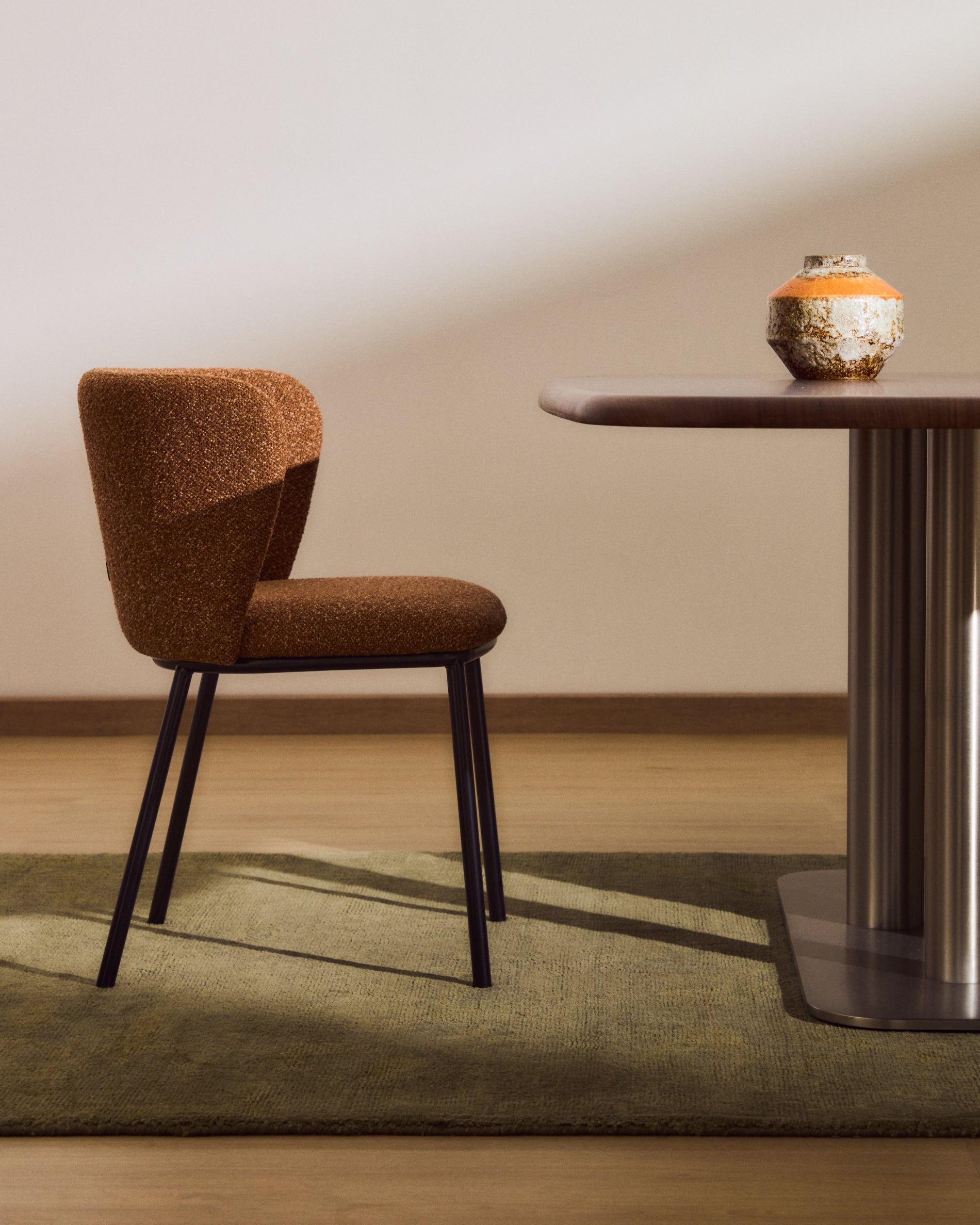 Eleganter Stuhl Ciselia in terrakottafarbener Chenille, ausgestattet mit robusten Stahlbeinen in Schwarz, ideal für stilvolle Wohnräume.