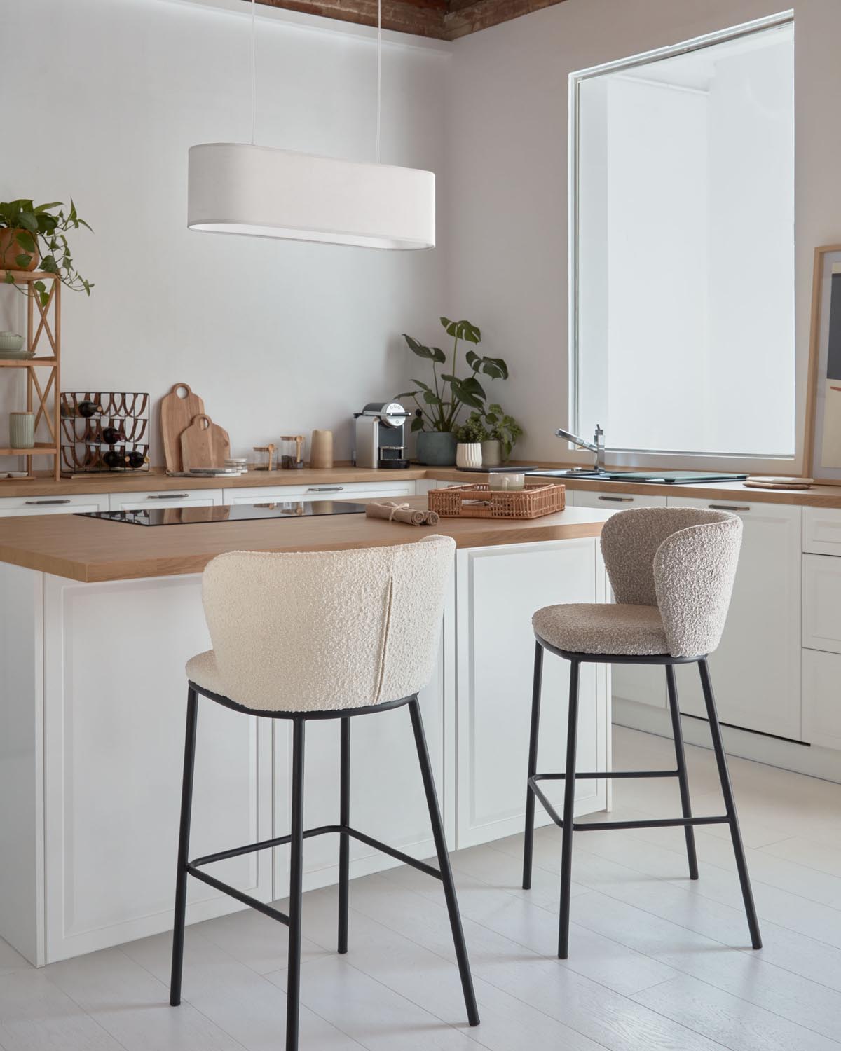 Eleganter Ciselia Hocker in Weiss: Komfort und Stil für moderne Räume, ideal für Küche und Bar.