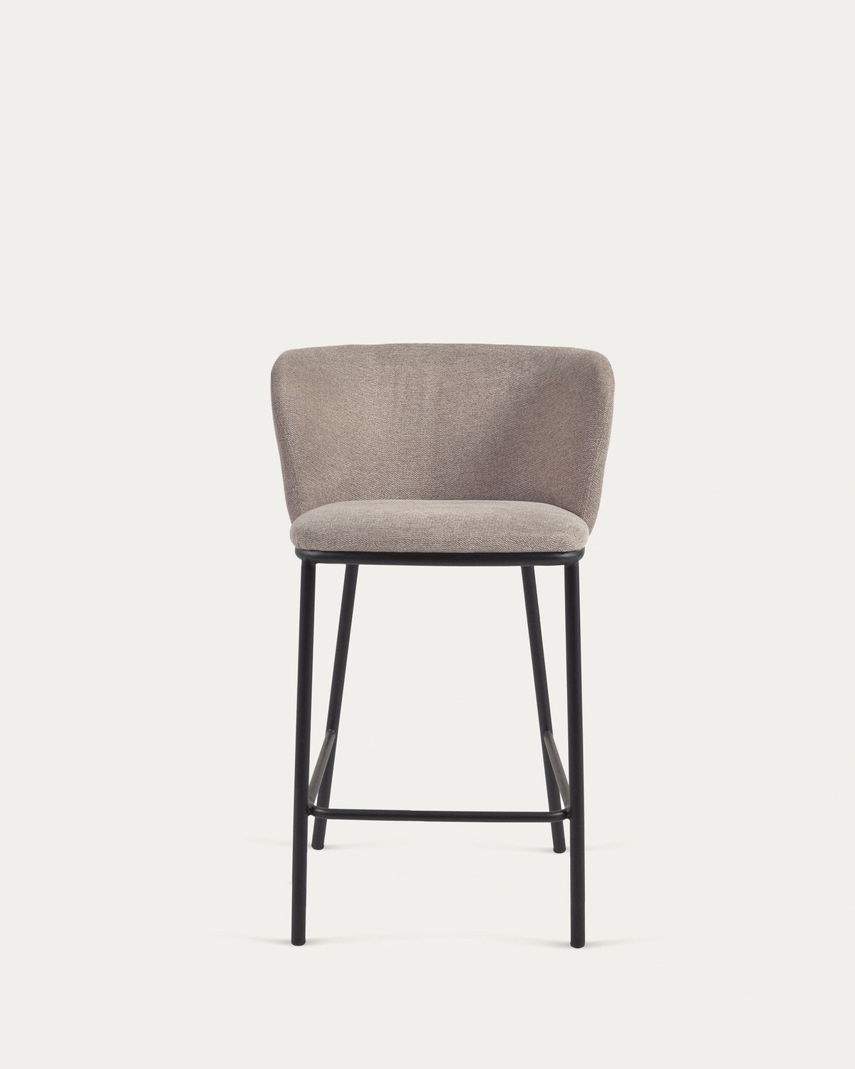 Ciselia Hocker aus hellbrauner Chenille Stahlbeine in Schwarz Höhe 65 cm FSC Mix Credit in Braun präsentiert im Onlineshop von KAQTU Design AG. Barhocker ist von Kave Home