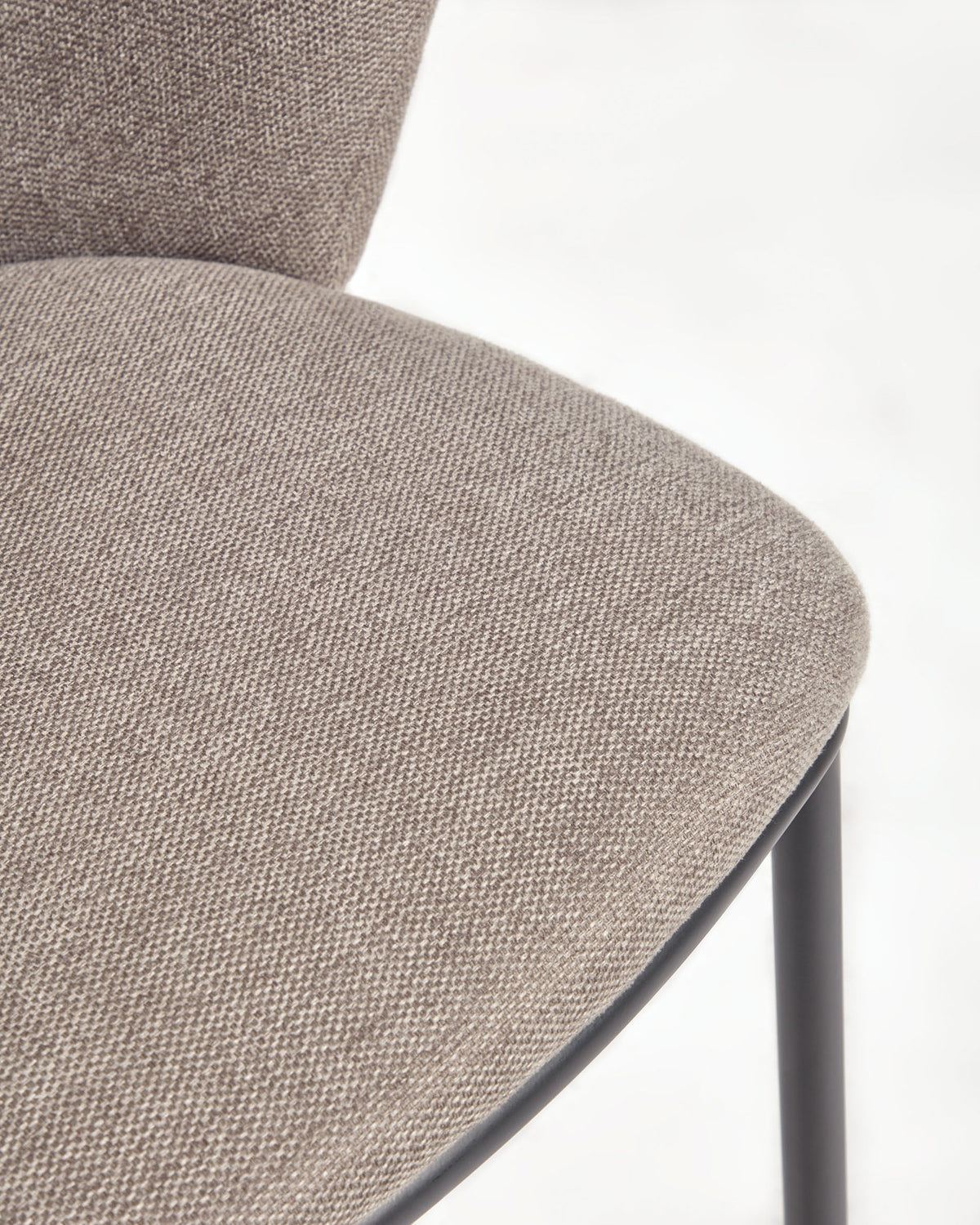Ciselia Hocker aus hellbrauner Chenille Stahlbeine in Schwarz Höhe 65 cm FSC Mix Credit in Braun präsentiert im Onlineshop von KAQTU Design AG. Barhocker ist von Kave Home