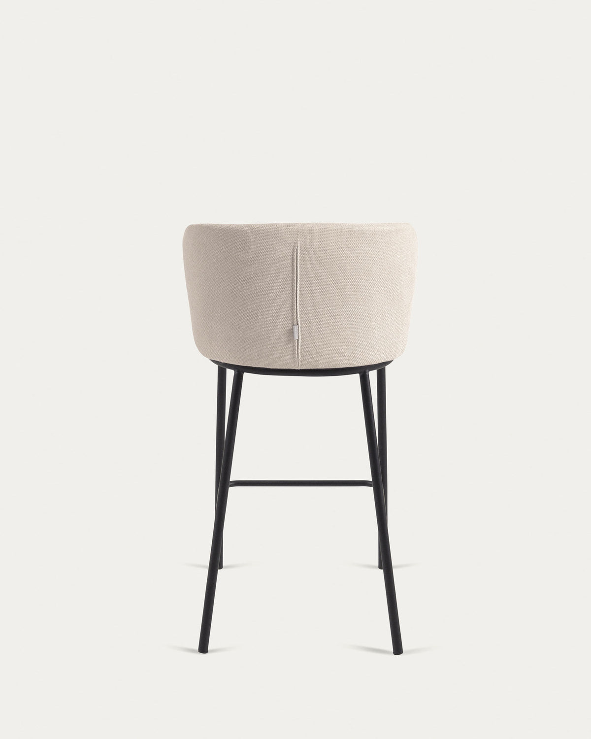Ciselia Hocker aus beiger Chenille mit Stahlbeinen in Schwarz Höhe 65 cm FSC Mix Credit in Beige präsentiert im Onlineshop von KAQTU Design AG. Barhocker ist von Kave Home