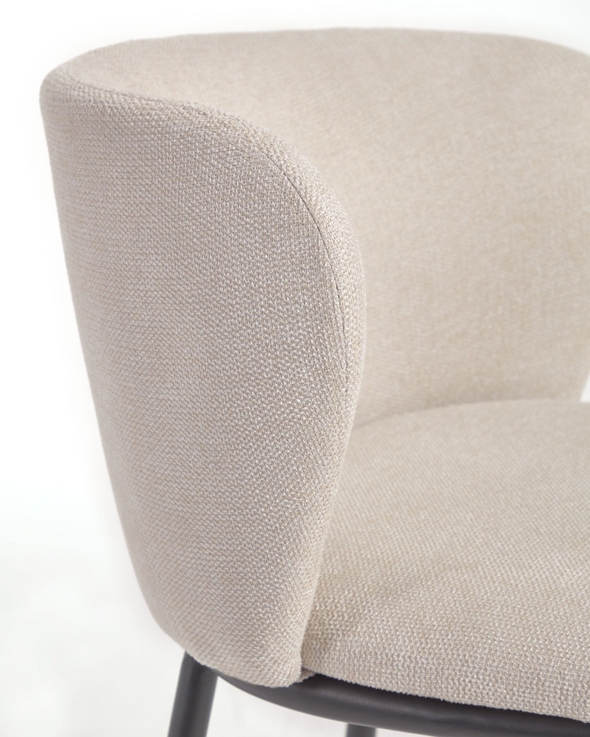 Ciselia Hocker aus beiger Chenille mit Stahlbeinen in Schwarz Höhe 65 cm FSC Mix Credit in Beige präsentiert im Onlineshop von KAQTU Design AG. Barhocker ist von Kave Home