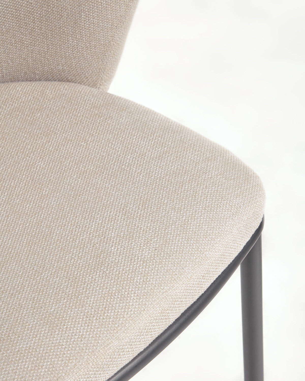 Ciselia Hocker aus beiger Chenille mit Stahlbeinen in Schwarz Höhe 65 cm FSC Mix Credit in Beige präsentiert im Onlineshop von KAQTU Design AG. Barhocker ist von Kave Home