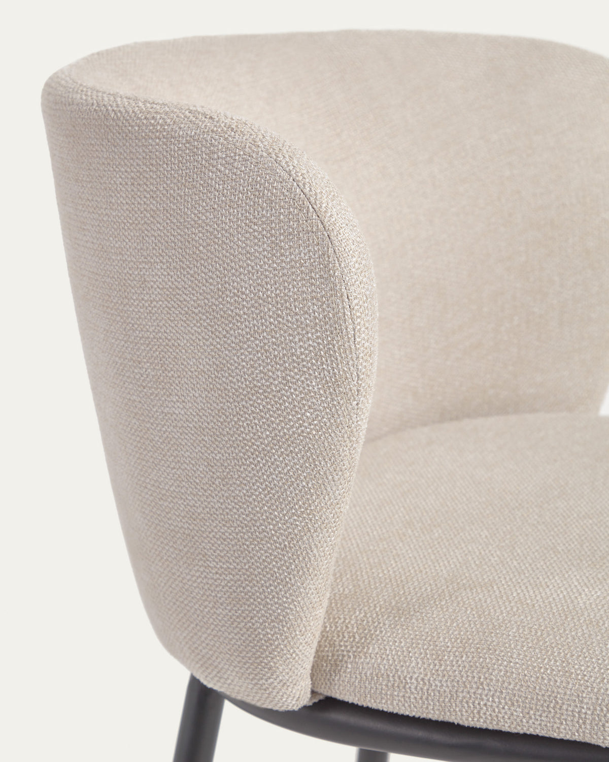 Ciselia Hocker beiger Chenille und Stahlbeine in Schwarz Höhe 75 cm FSC Mix Credit in Beige präsentiert im Onlineshop von KAQTU Design AG. Barhocker ist von Kave Home