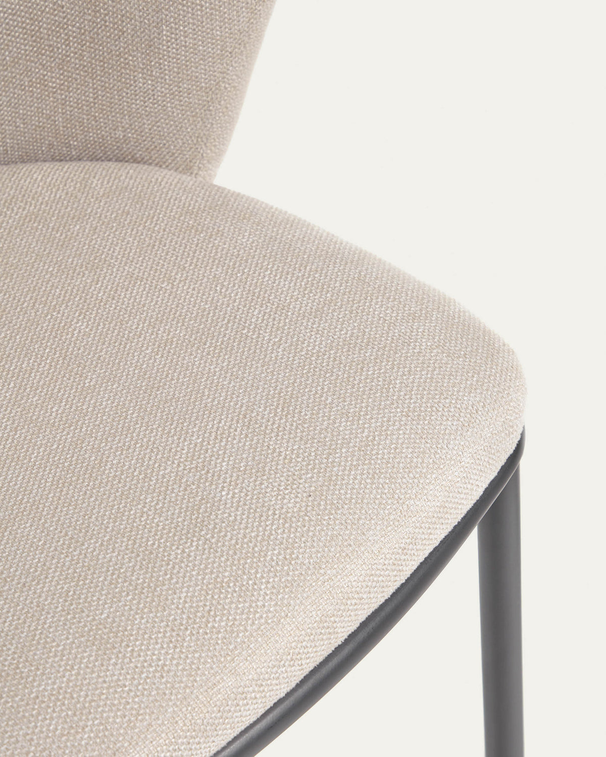 Ciselia Hocker beiger Chenille und Stahlbeine in Schwarz Höhe 75 cm FSC Mix Credit in Beige präsentiert im Onlineshop von KAQTU Design AG. Barhocker ist von Kave Home