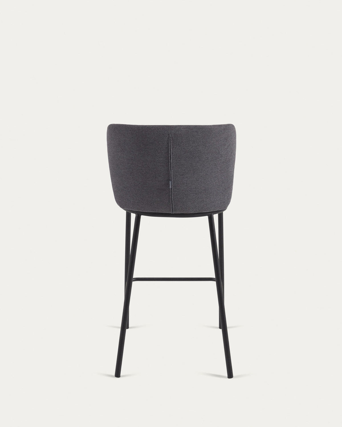 Ciselia Hocker aus dunkelgrauer Chenille Stahlbeine in Schwarz Höhe 65 cm FSC Mix Credit in Grau präsentiert im Onlineshop von KAQTU Design AG. Barhocker ist von Kave Home