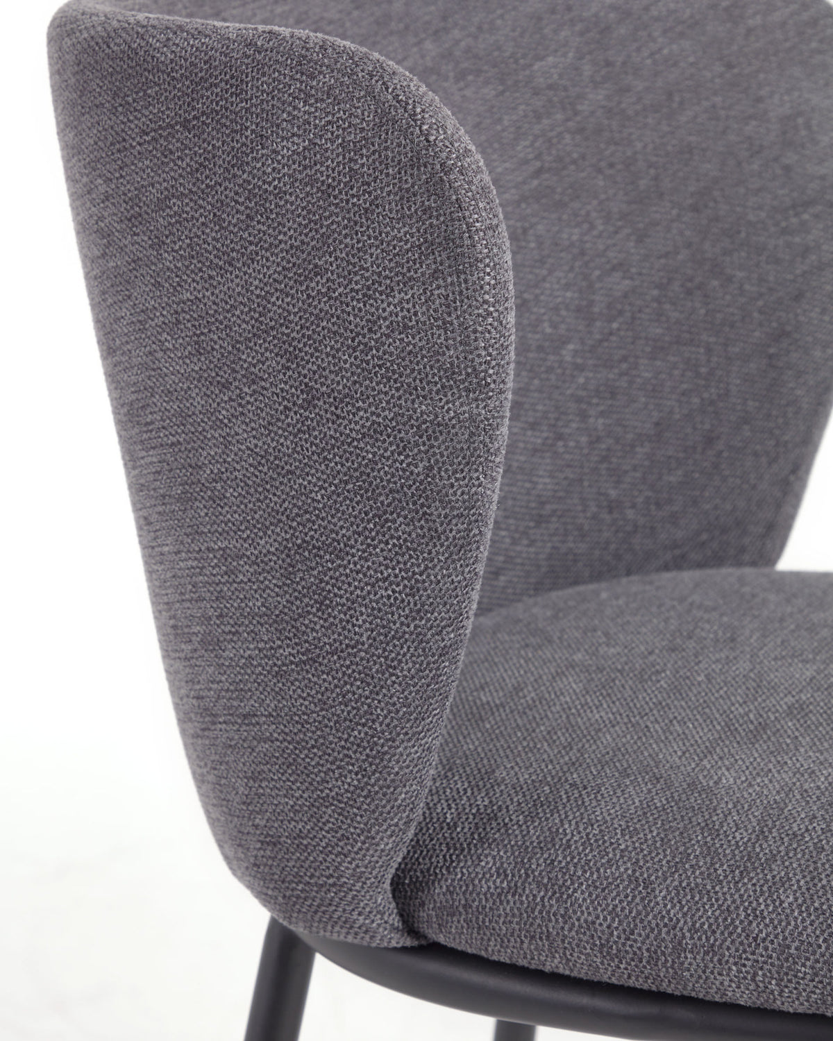 Ciselia Hocker aus dunkelgrauer Chenille Stahlbeine in Schwarz Höhe 65 cm FSC Mix Credit in Grau präsentiert im Onlineshop von KAQTU Design AG. Barhocker ist von Kave Home