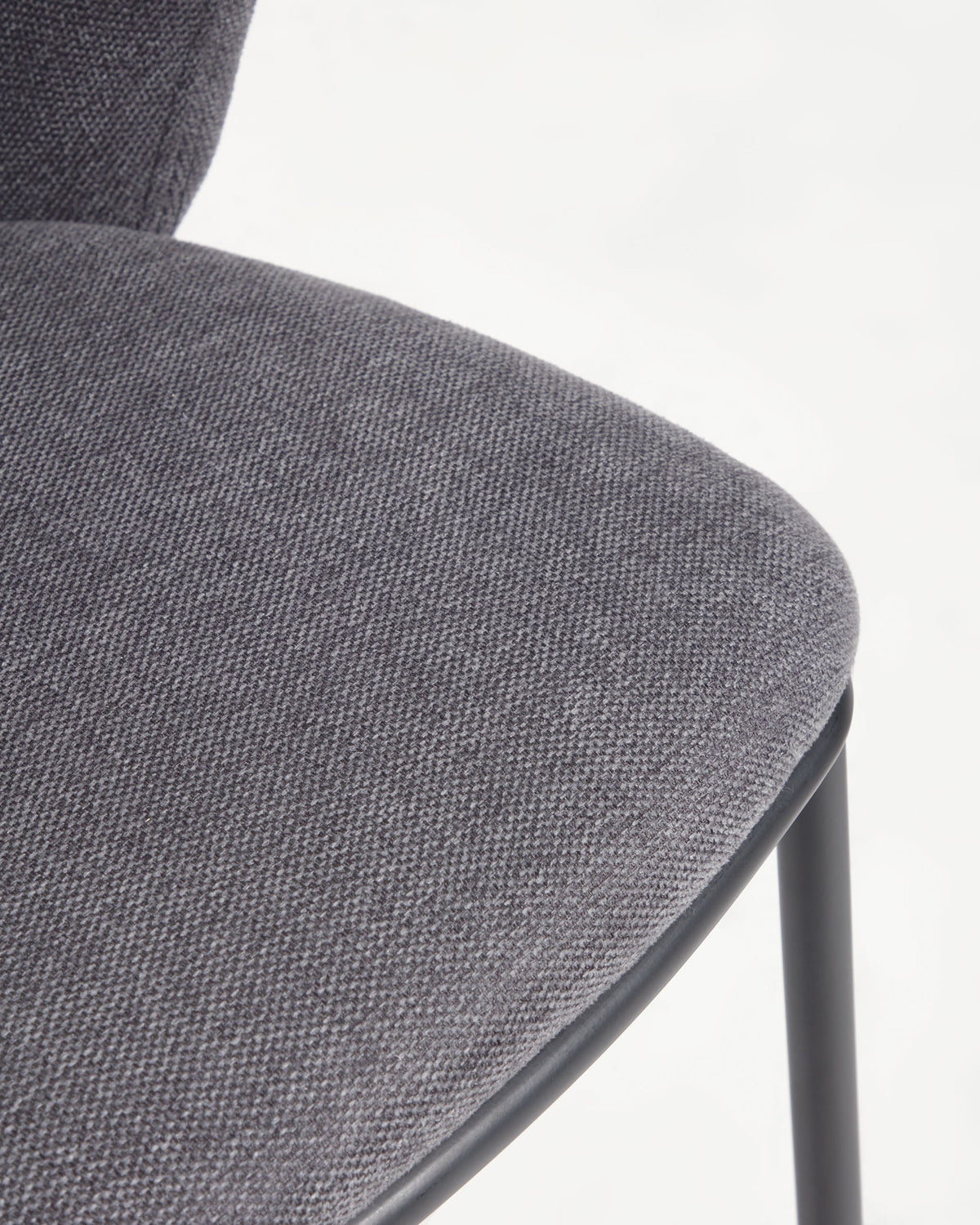 Ciselia Hocker aus dunkelgrauer Chenille Stahlbeine in Schwarz Höhe 65 cm FSC Mix Credit in Grau präsentiert im Onlineshop von KAQTU Design AG. Barhocker ist von Kave Home