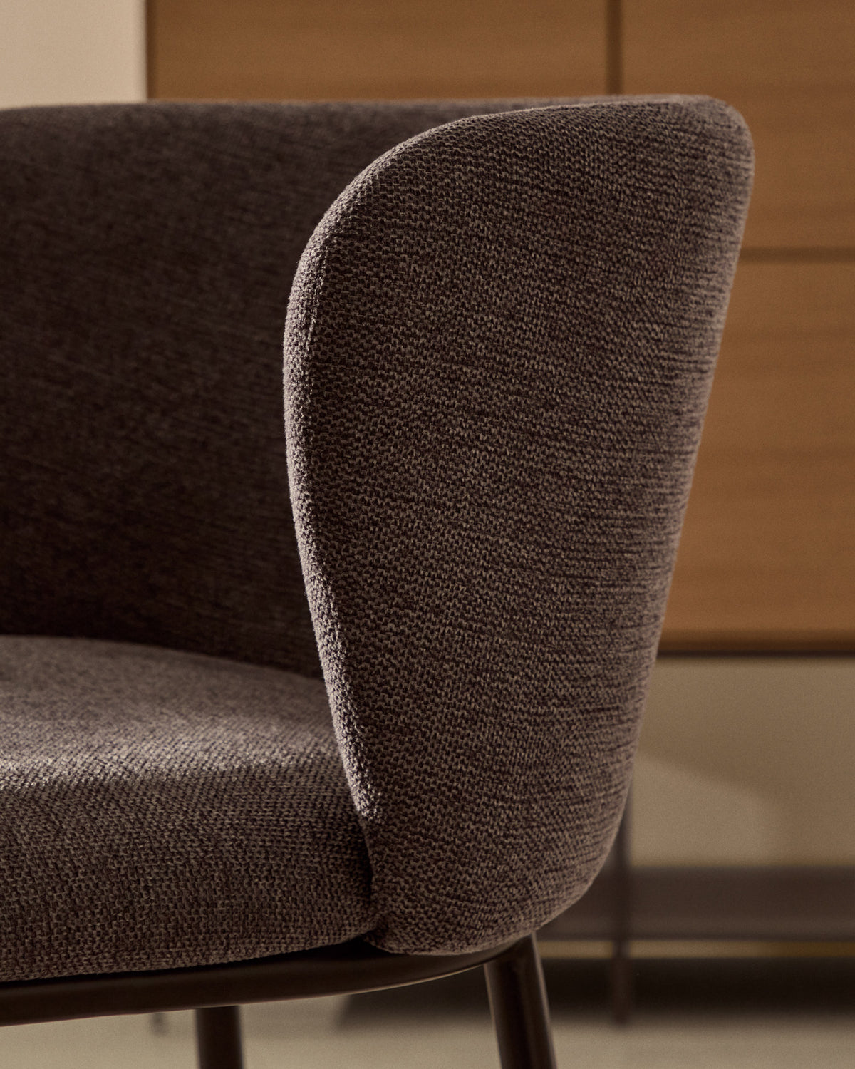 Ciselia Hocker aus dunkelgrauer Chenille Stahlbeine in Schwarz Höhe 65 cm FSC Mix Credit in Grau präsentiert im Onlineshop von KAQTU Design AG. Barhocker ist von Kave Home