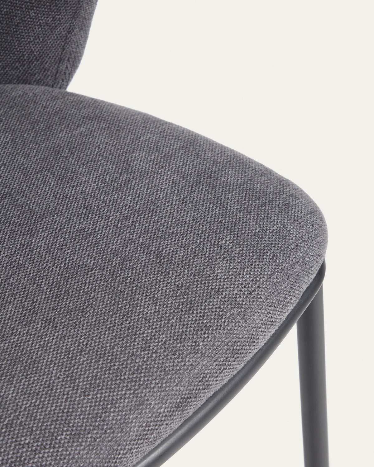Ciselia Hocker dunkelgrauer Chenille und Stahlbeine in Schwarz Höhe 75 cm FSC Mix Credit in Grau präsentiert im Onlineshop von KAQTU Design AG. Barhocker ist von Kave Home