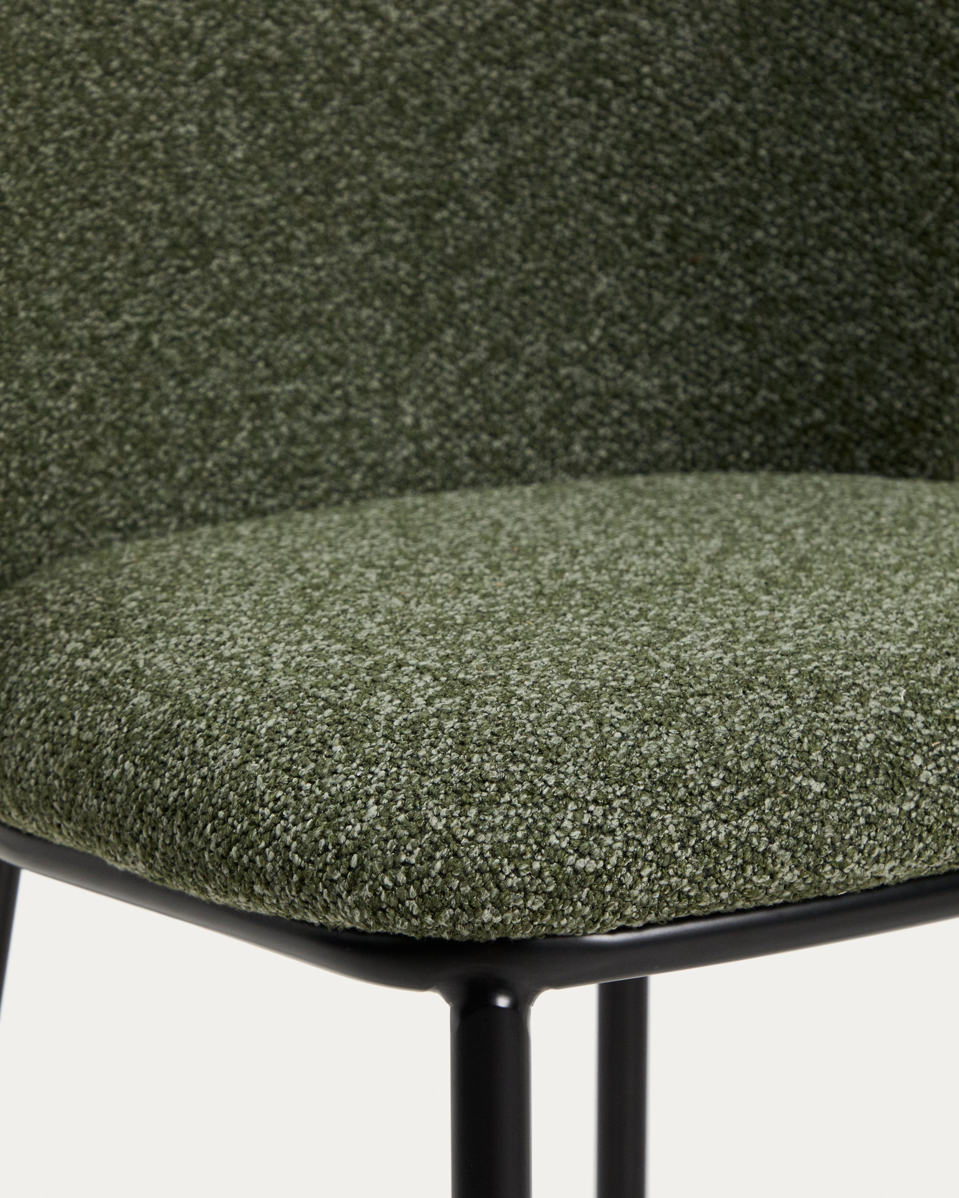 Hocker Ciselia in dicker, dunkelgrüner Chenille mit Stahlbeinen mit schwarzem Finish, FSC Mix Credit, 75 cm in Dunkelgrün präsentiert im Onlineshop von KAQTU Design AG. Barstuhl ist von Kave Home