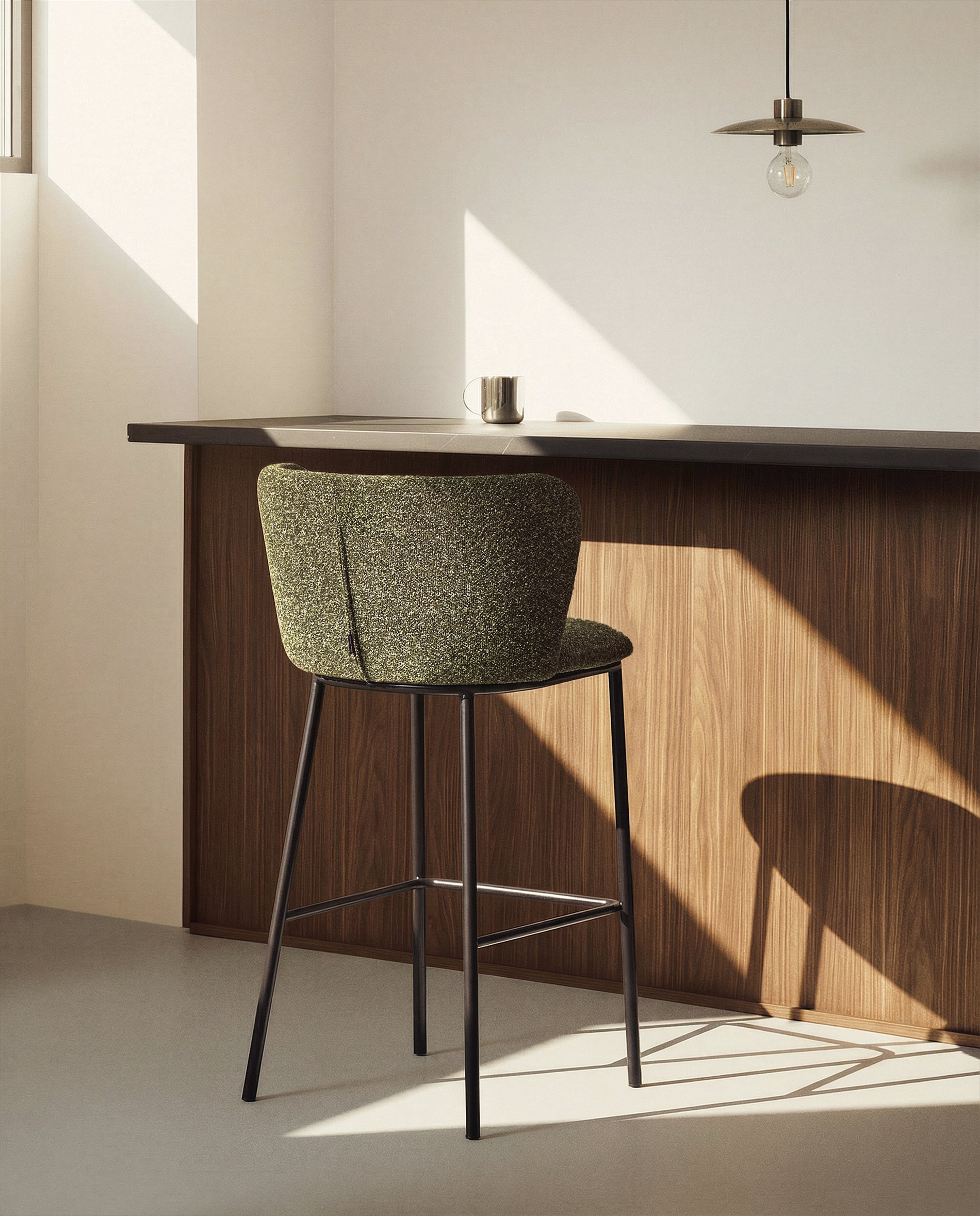 Hocker Ciselia in dicker, dunkelgrüner Chenille mit Stahlbeinen mit schwarzem Finish, FSC Mix Credit, 75 cm in Dunkelgrün präsentiert im Onlineshop von KAQTU Design AG. Barstuhl ist von Kave Home