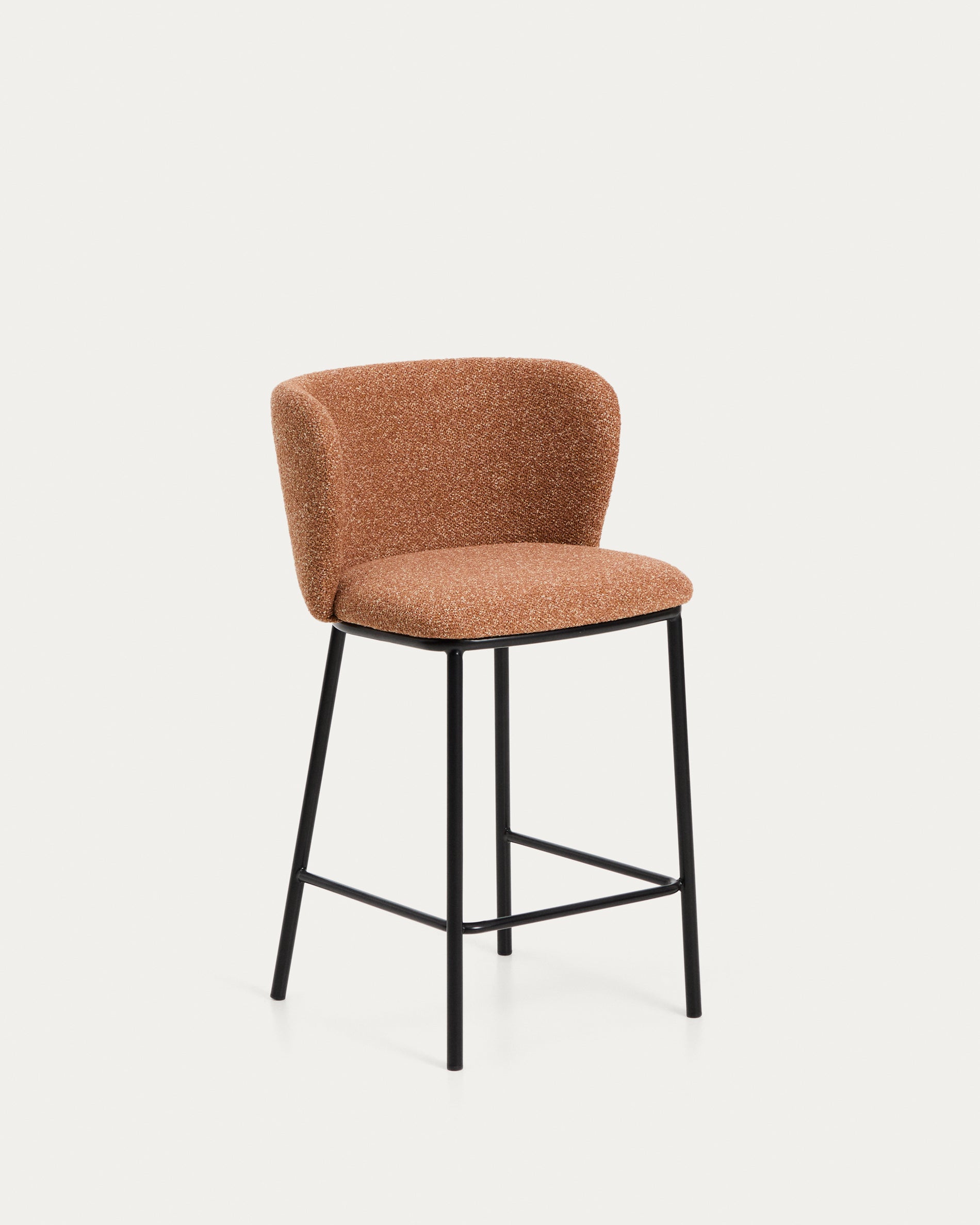 Hocker Ciselia in dicker, terrakottafarbener Chenille mit Stahlbeinen mit schwarzem Finish, FSC Mix Credit, 65 cm in Terrakotta präsentiert im Onlineshop von KAQTU Design AG. Barstuhl ist von Kave Home