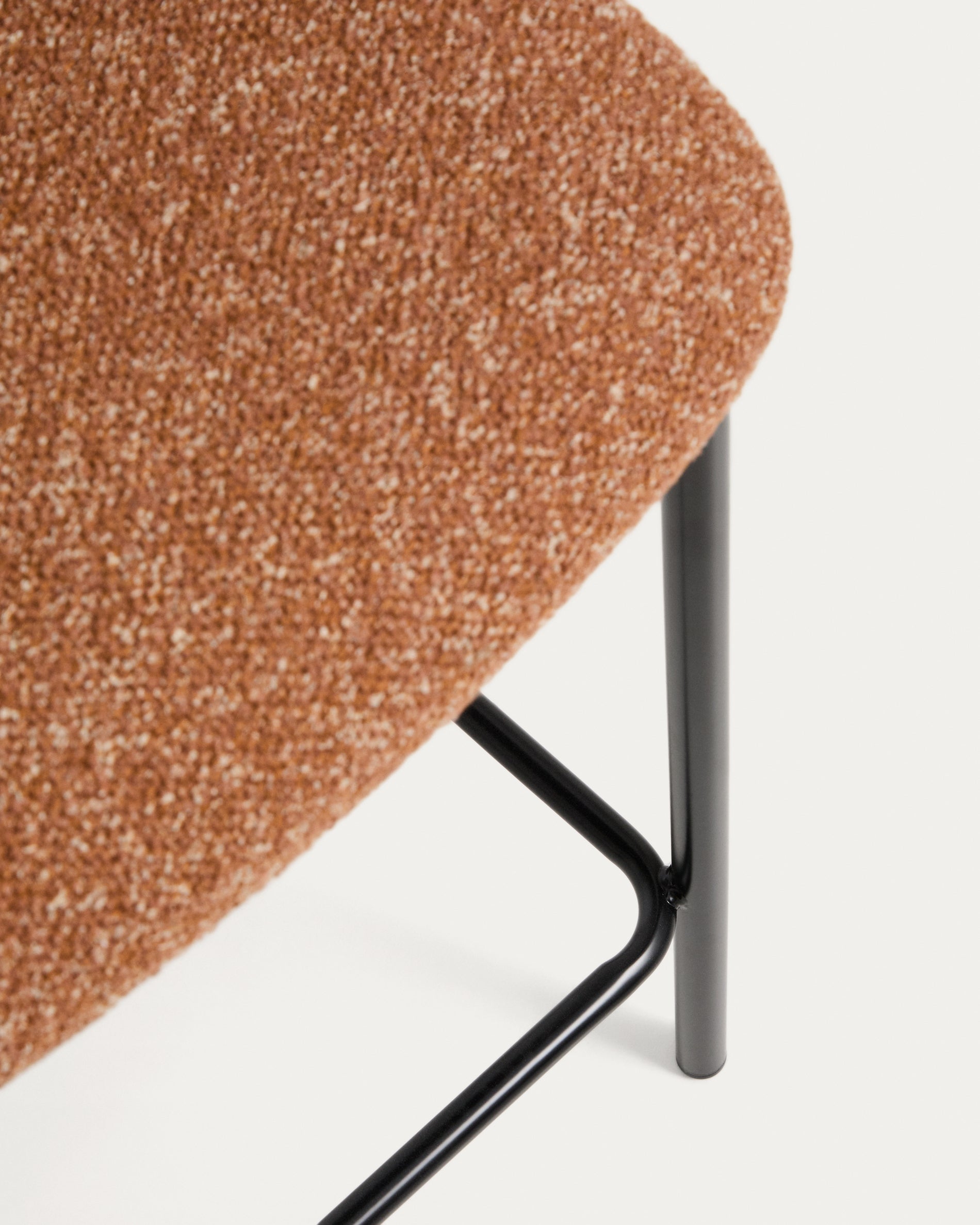 Moderner Hocker Ciselia in warmem Terrakotta-Chenille, stabilisiert durch schwarze Stahlbeine, perfekt für Bar- und Essbereiche.