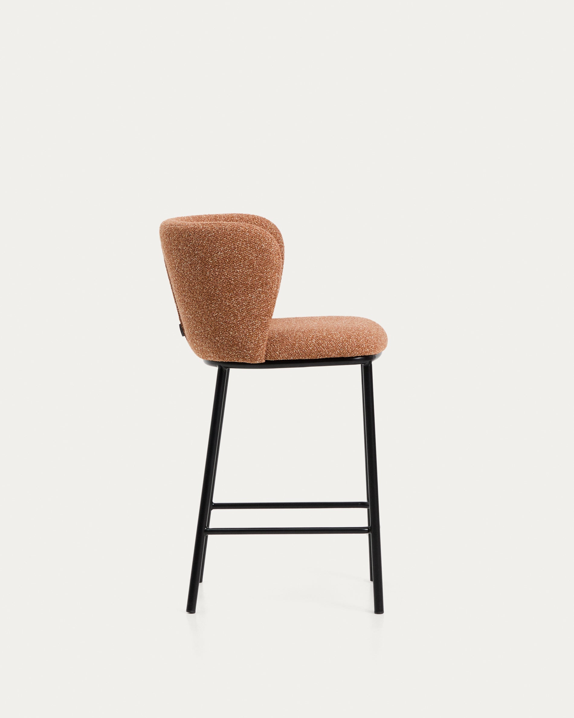 Eleganter Hocker Ciselia in terrakottafarbenem Chenille, ausgestattet mit robusten Stahlbeinen in Schwarz, ideal für stilvolle Barbereiche.