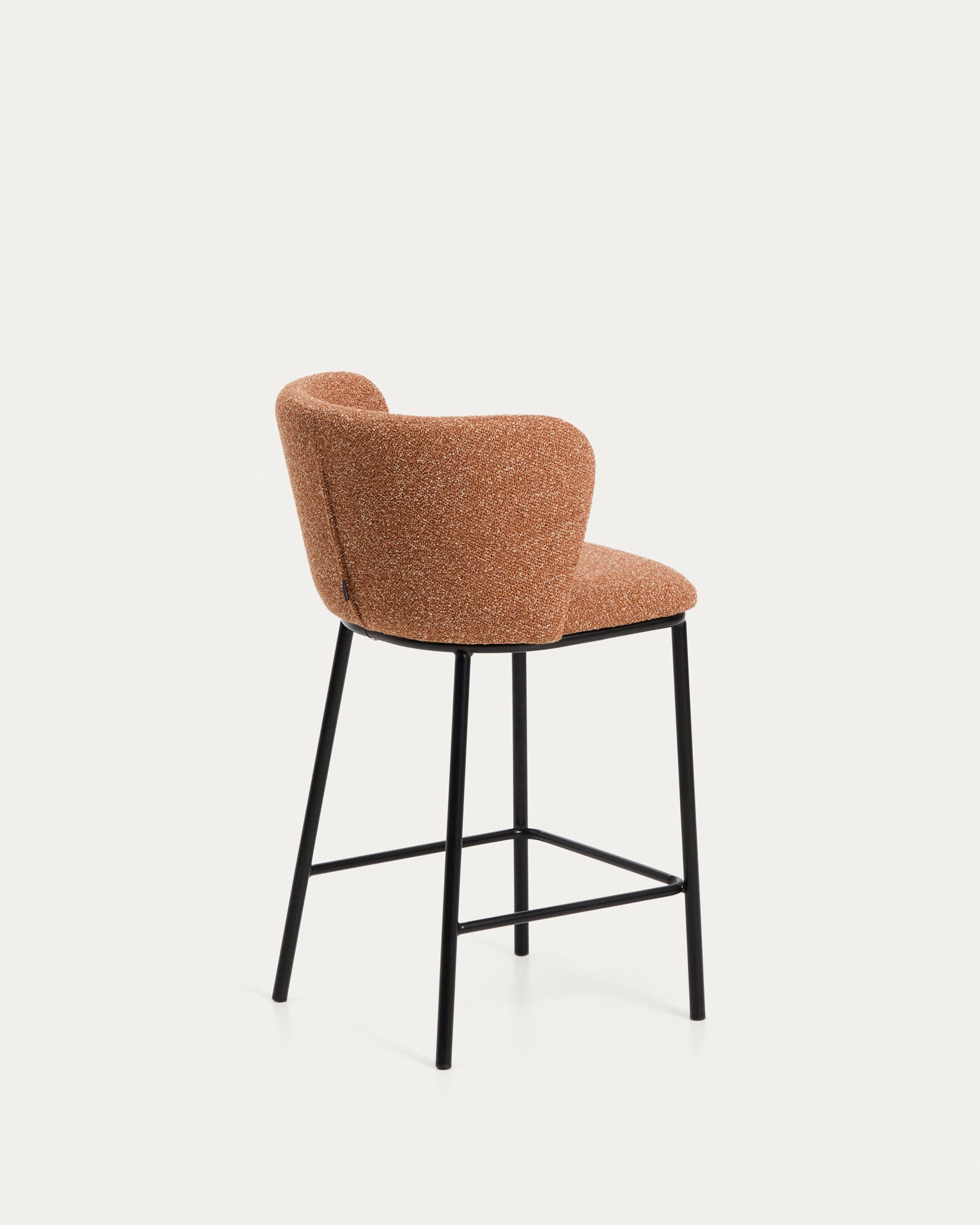 Stylischer Hocker Ciselia aus weichem, terrakottafarbenem Chenille, mit stabilen, schwarz lackierten Stahlbeinen, perfekt für moderne Wohnräume.