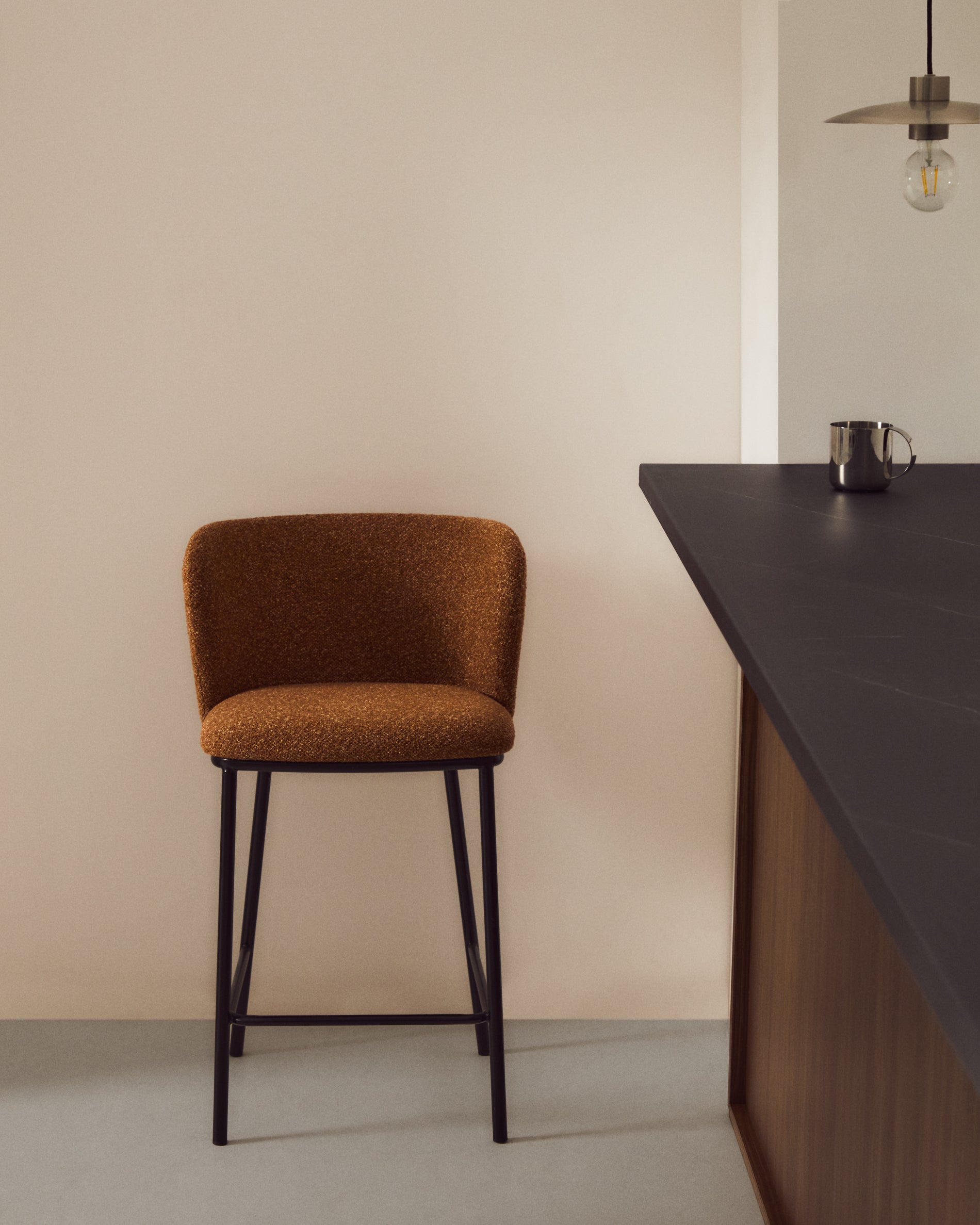 Eleganter Hocker Ciselia in terrakottafarbener Chenille mit robusten Stahlbeinen in Schwarz, ideal für stilvolle Barbereiche.