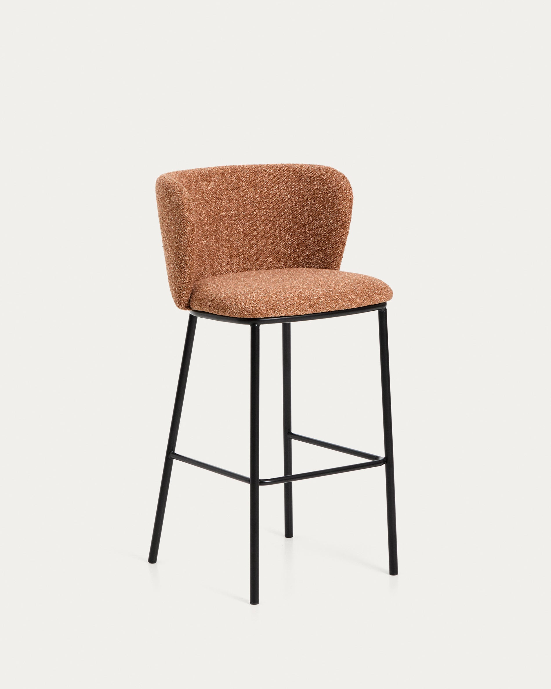 Hocker Ciselia in dicker, terrakottafarbener Chenille mit Stahlbeinen mit schwarzem Finish, FSC Mix Credit, 75 cm in Terrakotta präsentiert im Onlineshop von KAQTU Design AG. Barstuhl ist von Kave Home